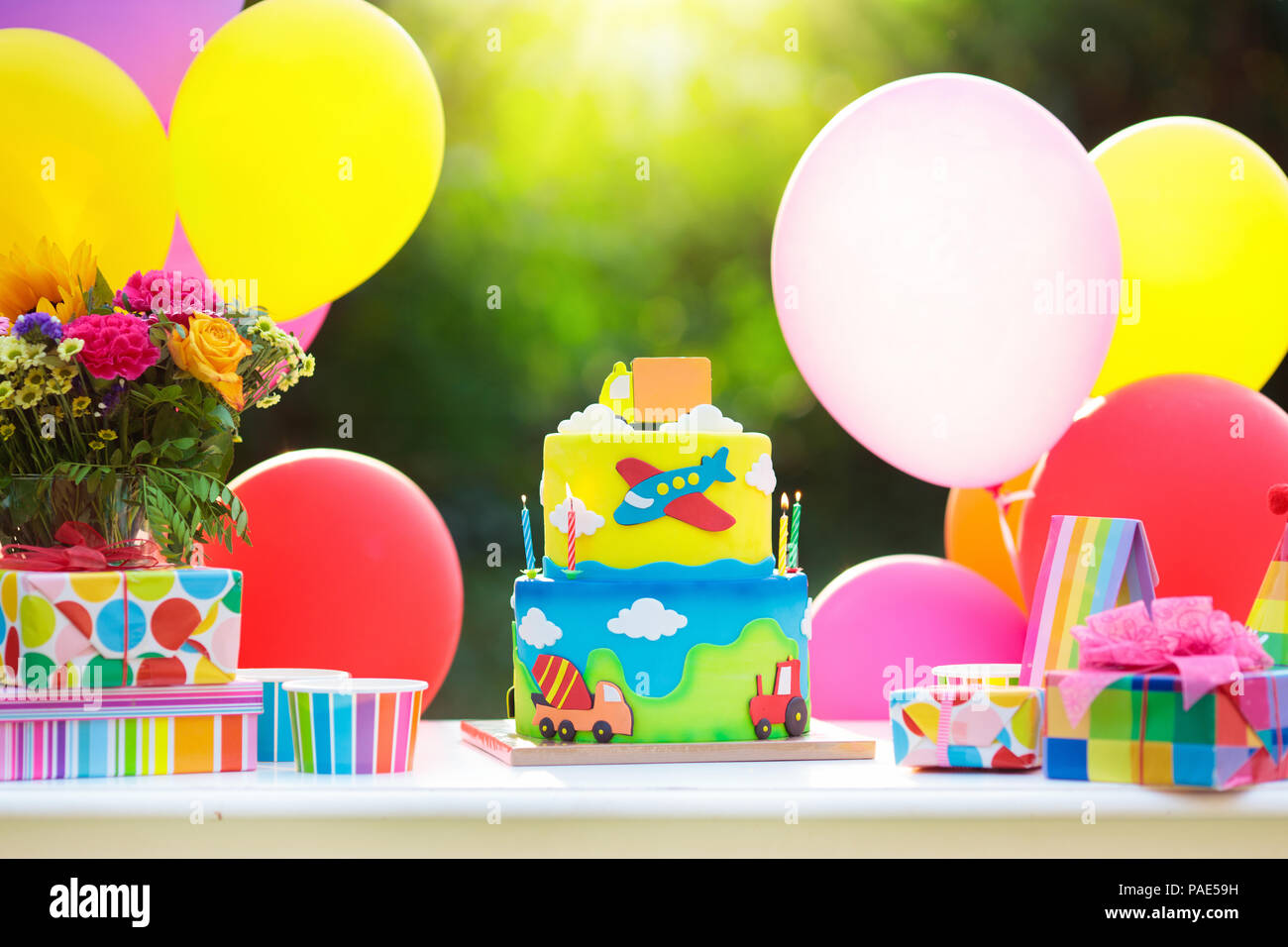 Decoration De Fete D Anniversaire Pour Les Enfants Gateau Colore Avec Des Bougies Transport De Voiture Et Les Garcons Theme Partie Table Decoree Pour L Anniversaire De L Enfant R Photo Stock Alamy Decoration De Fete D Anniversaire Pour Les Enfants Gateau Colore Avec Des Bougies Transport De Voiture Et Les Garcons Theme Partie Table Decoree Pour L Anniversaire De L Enfant R Photo Stock Alamy