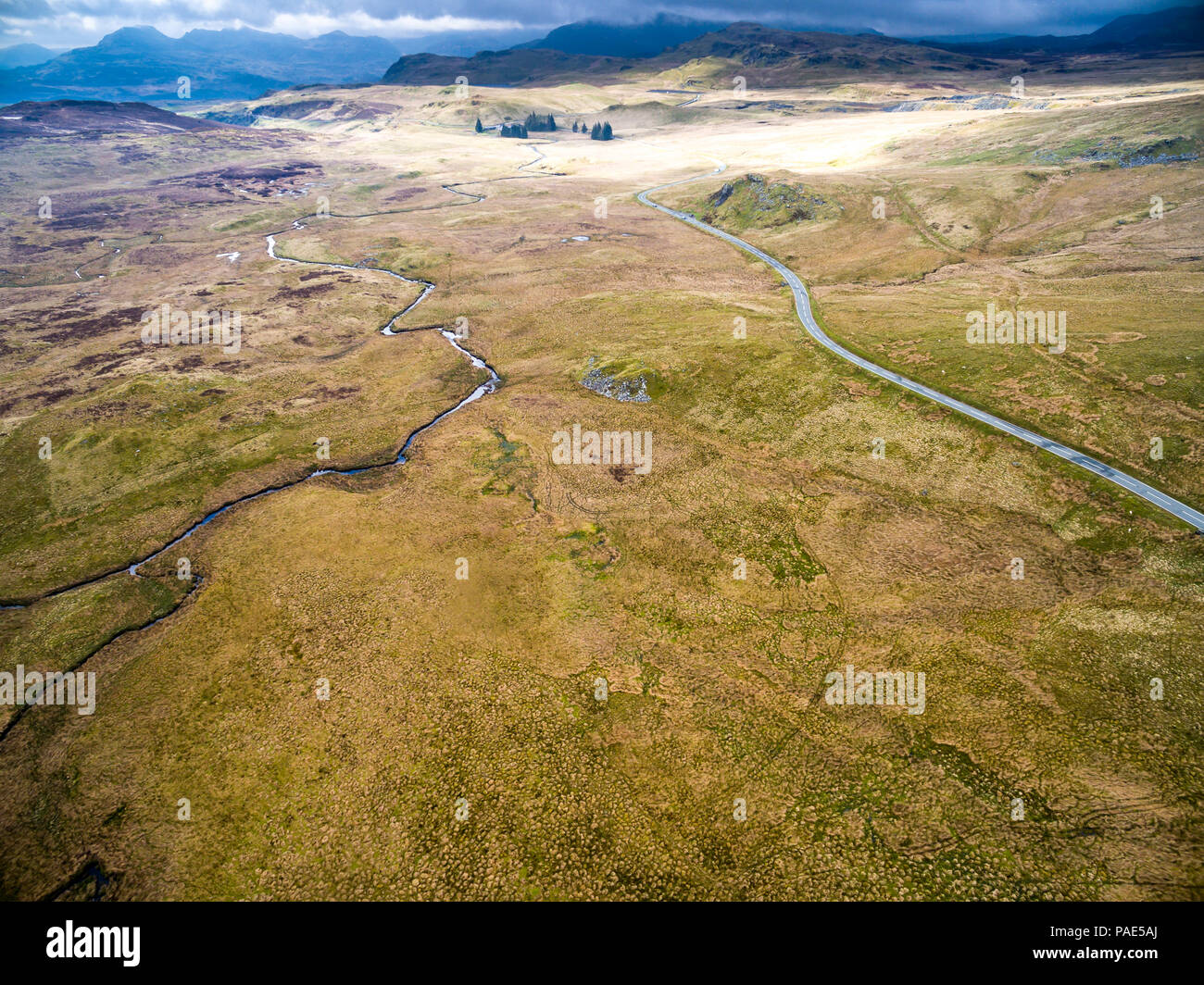 Vue aérienne de la B4391 à travers la lande et les montagnes de Snowdonia, Pays de Galles - France Banque D'Images