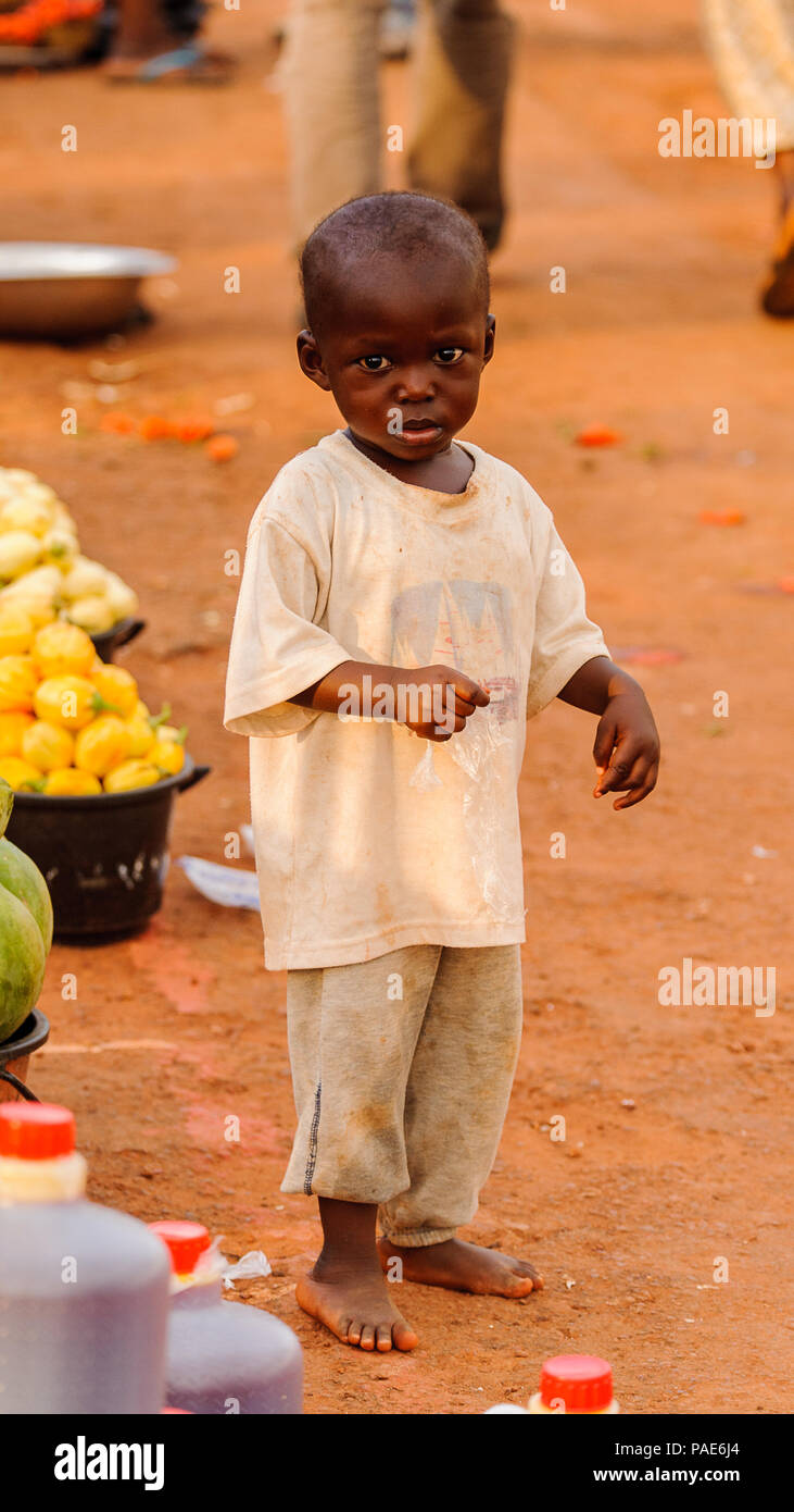 ACCRA, GHANA - mars 5, 2012 : garçon au Ghana non identifiés dans la rue du marché au Ghana. Les enfants souffrent de la pauvreté du Ghana en raison de l'instabilité Banque D'Images