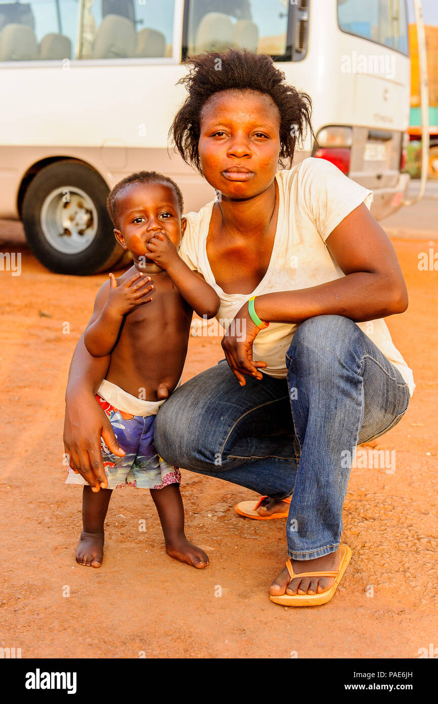 ACCRA, GHANA - mars 5, 2012 : garçon ghanéens non identifiés avec sa mère dans la rue au Ghana. Les enfants souffrent de la pauvreté du Ghana en raison de l'unstabl Banque D'Images