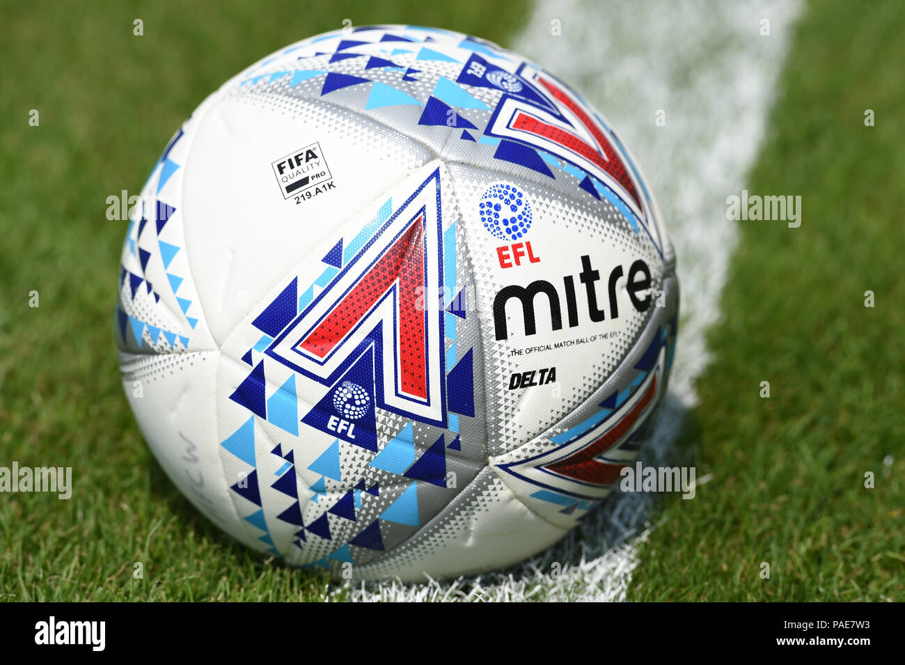 Football marque mitre utilisée dans le football anglais UK Banque D'Images