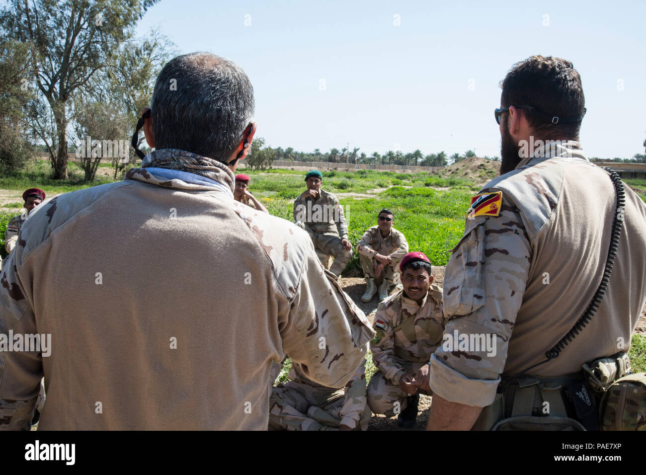 Soldats espagnols affectés à un groupe de tâches 431, Opérations spéciales Command-Iraq, demandez à la formation des soldats irakiens inscrits à l'école de sniper iraquien sur les techniques de camouflage au Camp Taji, l'Iraq, le 6 mars 2016. Les soldats ont pris part à la formation de camouflage sniper pour améliorer leurs compétences d'infanterie. Cette formation fait partie de la Force opérationnelle interarmées combinée globale - Fonctionnement résoudre inhérent à la mission de renforcer les capacités des partenaires pour accroître la capacité militaire des Forces de sécurité iraquiennes la lutte contre l'Etat islamique d'Irak et du Levant. (U.S. Photo de l'armée par la CPS. William Lockwood/libérés) Banque D'Images