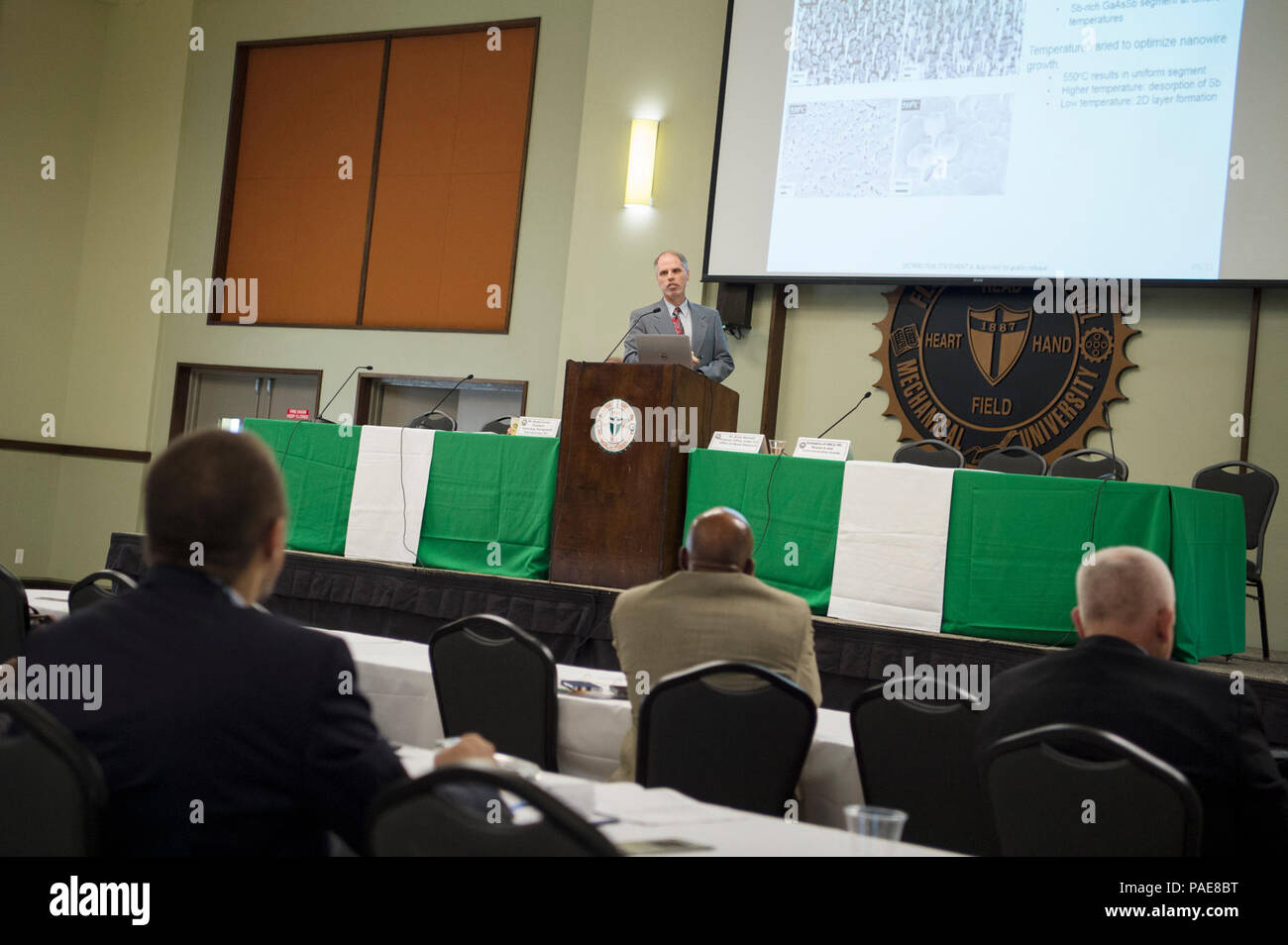 TALLAHASSEE, Floride (sept. 21, 2017) Le Dr Brian Bennett, agent de programme, Bureau de la recherche navale (ONR), donne des exemples de l'histoire actuelle des Collèges et Universités/institutions minoritaires (HBCU/MI) au cours de la recherche le ministère de la Marine (DON) HBCU/MI Atelier de sensibilisation à l'occasion de la Marine Florida A&M University. Le DoN HBCU/MI programme est conçu pour accroître la participation des HBCU/mis à la recherche de la Marine, de développement, de test et d'évaluation (RDT&E) programmes et activités. Banque D'Images