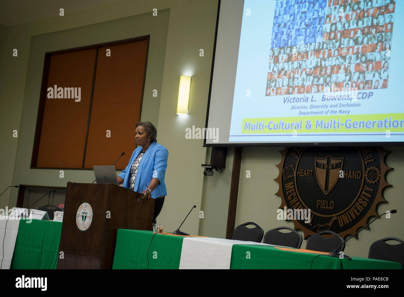 TALLAHASSEE, Floride (sept. 21, 2017) Victoria Bowens, directeur de la gestion de la diversité et l'inclusion pour le ministère de la Marine (DON), l'adresse de participants pendant le DoN des collèges et universités traditionnellement noires/Institutions minoritaires (HBCU/MI) Atelier de sensibilisation à l'occasion de la Marine à la Florida A&M University. Le DoN HBCU/MI programme est conçu pour accroître la participation des HBCU/mis à la recherche de la Marine, de développement, de test et d'évaluation (RDT&E) programmes et activités. Banque D'Images