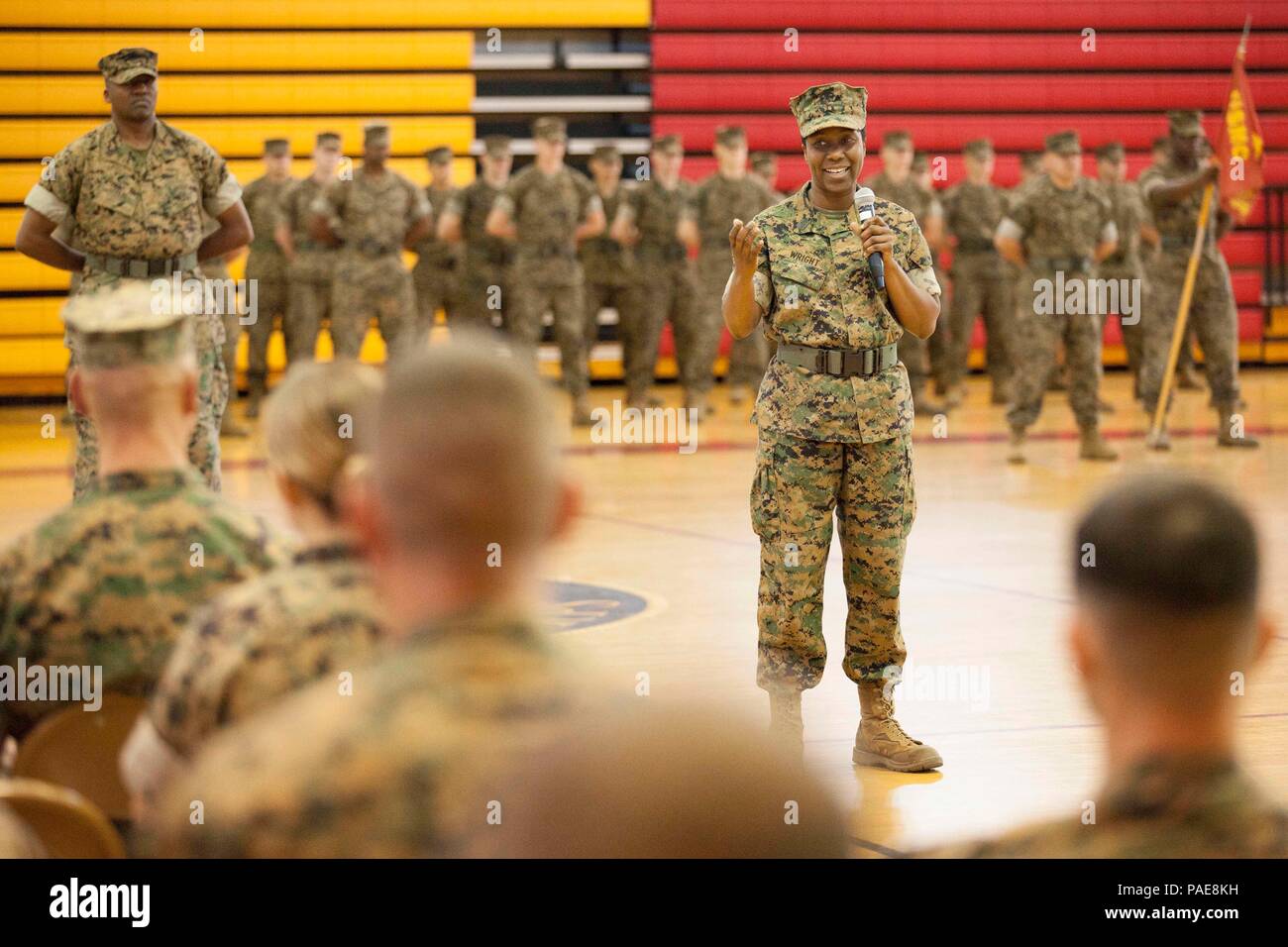 Le Sergent Major Lanette N. Wright dit adieu à la Marine et les marins du 24e Marine Expeditionary Unit pendant l'unité de secours et de nomination cérémonie à l'Goettge Memorial Field House, Camp Lejeune, N.C., 24 mars 2016. La cérémonie a marqué la transition de Sgt. Le major Lanette N. Wright au Sgt. Le major Douglas F. Cutsail III. (U.S. Marine Corps photo de Todd F. Michalek) Banque D'Images