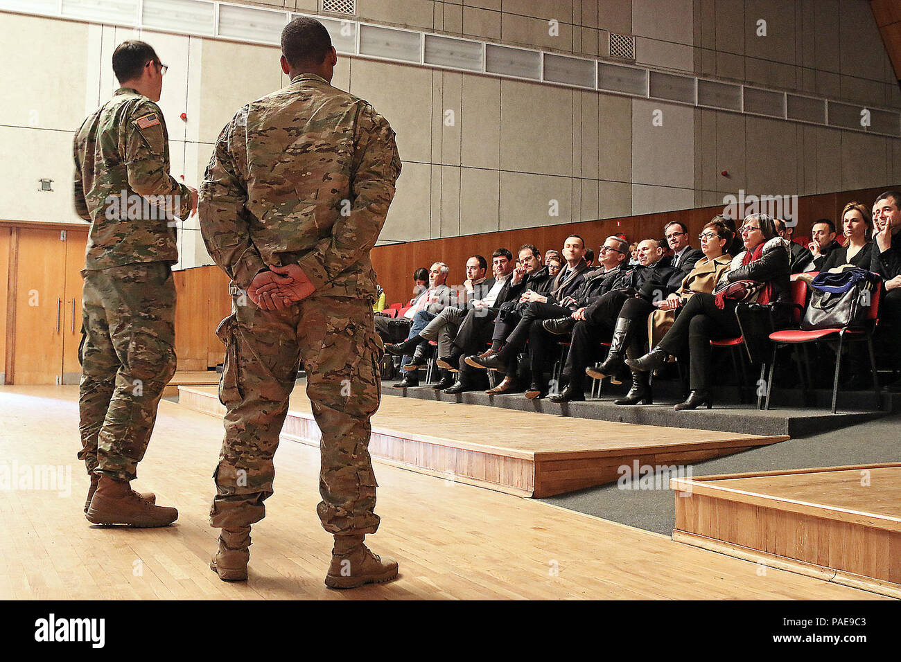 Troupe de soldats affectés au Siège, 3e Escadron, 2e régiment de cavalerie, bref la délégation française de l'Institut des hautes études de défense nationale sur leur unité de formation récente en Europe au cours d'une visite à la base militaire Adazi, Lettonie, 24 mars. Pendant le bref, Hamilton et d'autres dirigeants ont discuté de l'interopérabilité, Wolfpack medical, tactique, ingénieur, de mortier et d'autres formation qu'ils ont menée dans la région de la Baltique, tout en appuyant l'opération Atlantic résoudre, une démonstration de multinationales des États-Unis, la poursuite d'engagement à la sécurité collective du Traité de l'Atlantique Nord Organizat Banque D'Images