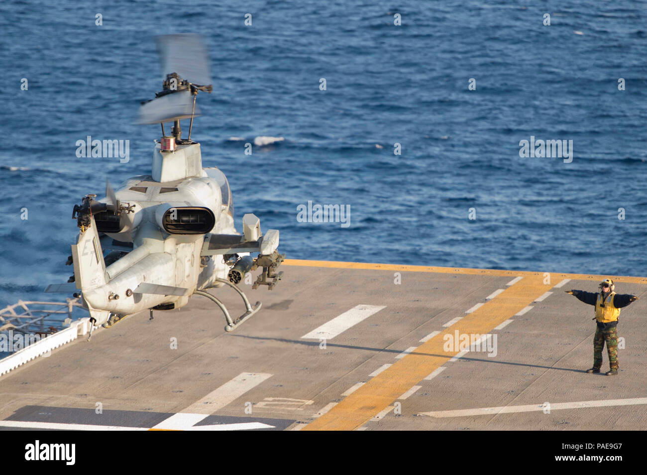 Un AH-1W Super Cobra hélicoptère atterrit sur le pont de l'USS Bonhomme Richard le 26 janvier. Le Bonhomme Richard Groupe amphibie amphibie prendront part à la formation, la certification d'intégration avec l'exercice de la 31e unité expéditionnaire de marines, et l'exercice Gold Cobra 2013, chaque année un exercice d'entraînement multi-nationale dans le royaume de Thaïlande. Les Cobras sont actuellement affectés à la 1ère Marine Aircraft Wing, III Marine Expeditionary Force en vertu du programme de déploiement. Banque D'Images