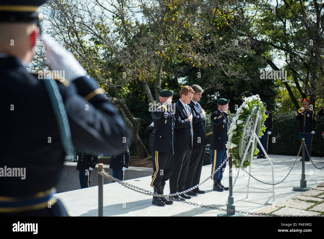 (À partir de la gauche), le général de l'armée américaine Fran Beaudette, général commandant, 1st Special Forces Command (Airborne) ; le membre du Congrès Joe Kennedy III ; Dr William Kennedy Smith ; et Commandement Le Sgt. Le Major Brian Rarey, 1er (SFC) Un sergent-major de commandement ; rend honneurs au cours de la 1st Special Forces Command (Airborne) Wreath-Laying Cérémonie à la tombe du Président John F. Kennedy au cimetière national d'Arlington, Arlington, Virginie, le 25 octobre 2017. Kennedy a contribué grandement à la Forces spéciales, y compris l'autorisation de la "Green Beret" comme le couvre-chef officiel de l'armée américaine pour l'ensemble des forces spéciales. Banque D'Images