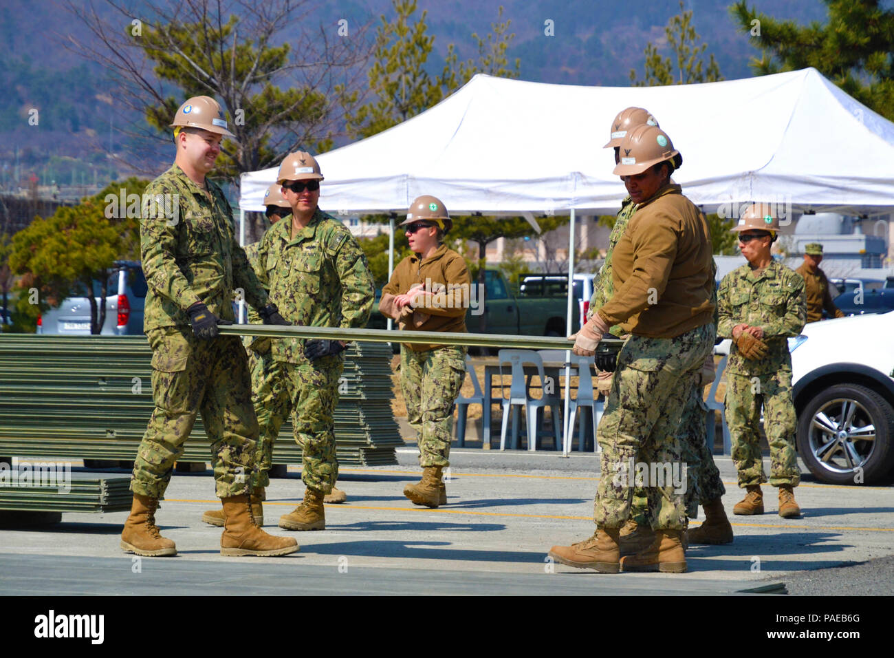 160315-N-W195-014 CHINHAE, République de Corée (Mar. 15, 2016) - Seabees affectés à la construction navale (bataillon Mobile NMCB) 4 bande d'air mobile, aligner les panneaux au cours d'un aérodrome la réparation des dommages (MARC) la formation conjointe de l'exercice, le 15 mars, dans le cadre du Foal Eagle 2016. Au cours d'opérations d'urgence dans le Pacifique, certains environnements peuvent nécessiter la construction rapide d'un terrain d'atterrissage pour activer les capacités aériennes dans certaines zones d'opération. (U.S. Photo de la marine par Utilitiesman 3e classe, Christian Konn/ libéré) Banque D'Images