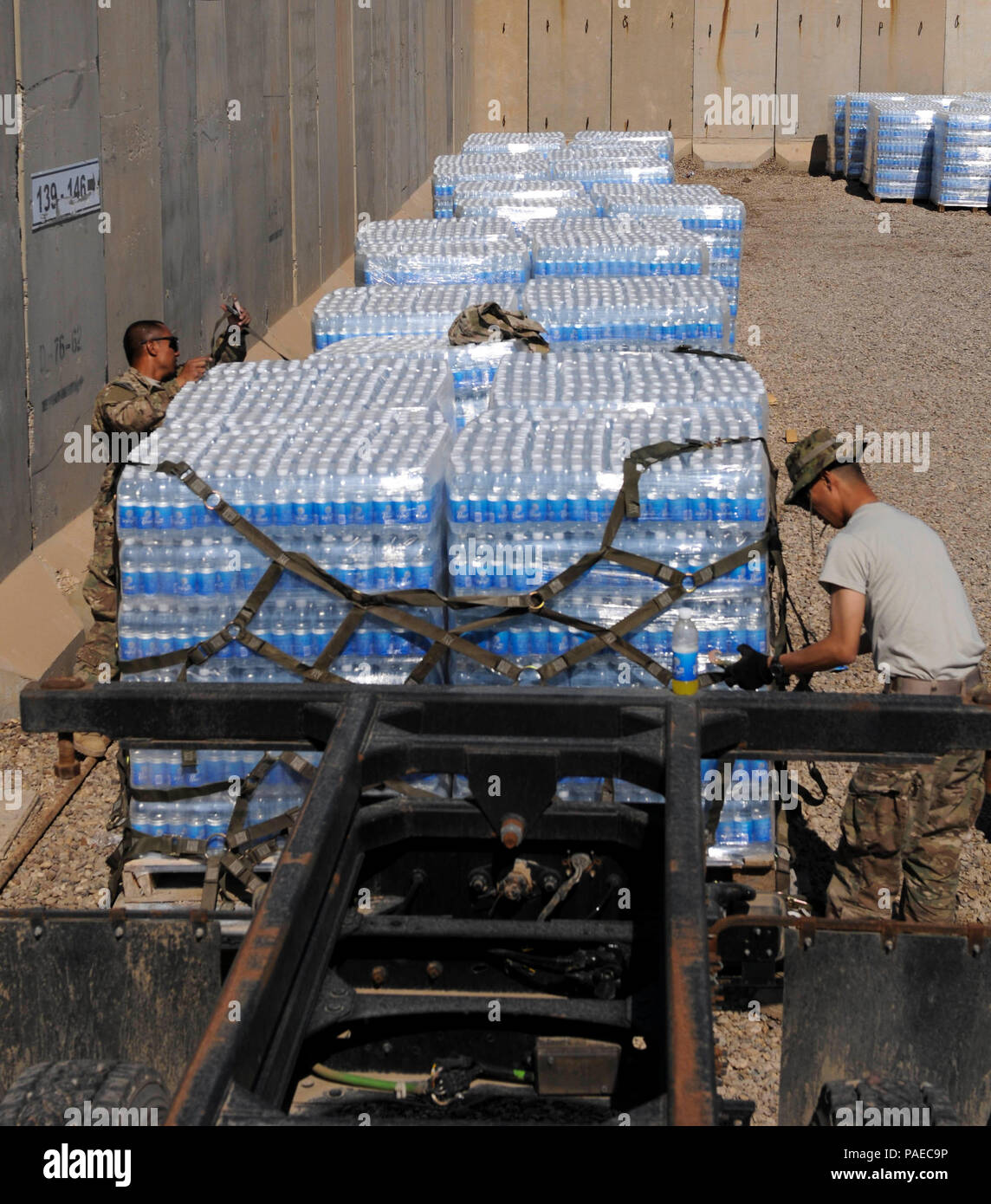 La CPS. Edgar Cadix (à gauche), et de la CPS. Zhao Zitong, tous deux spécialistes de la logistique automatisée avec 24e Compagnie d'approvisionnement Composite, préparer les cas de transport de l'eau pour le 9 mars, 2016 en Iraq. Aux États-Unis ainsi que les fournitures, les militaires avec 24e a supervisé la distribution de centaines de millions de dollars en Irak Former et équiper des éléments. Banque D'Images