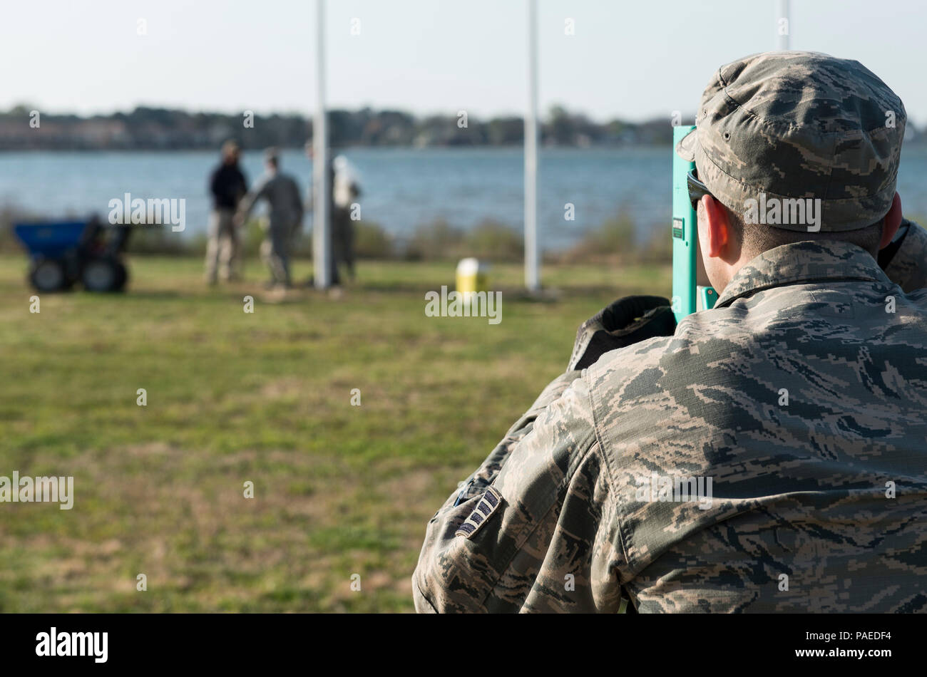 Le sergent de l'US Air Force. Seth Johnson, un artisan structurels affectés au 633e Escadron de génie civil, vérifie la prune de nouveaux poteaux au parc Memorial à Langley Air Force Base, en Virginie, le 24 mars 2016. Johnson a veillé à chaque niveau et l'article n'a pas appuyé d'un côté. (U.S. Air Force photo par un membre de la 1re classe Derek Seifert) Banque D'Images