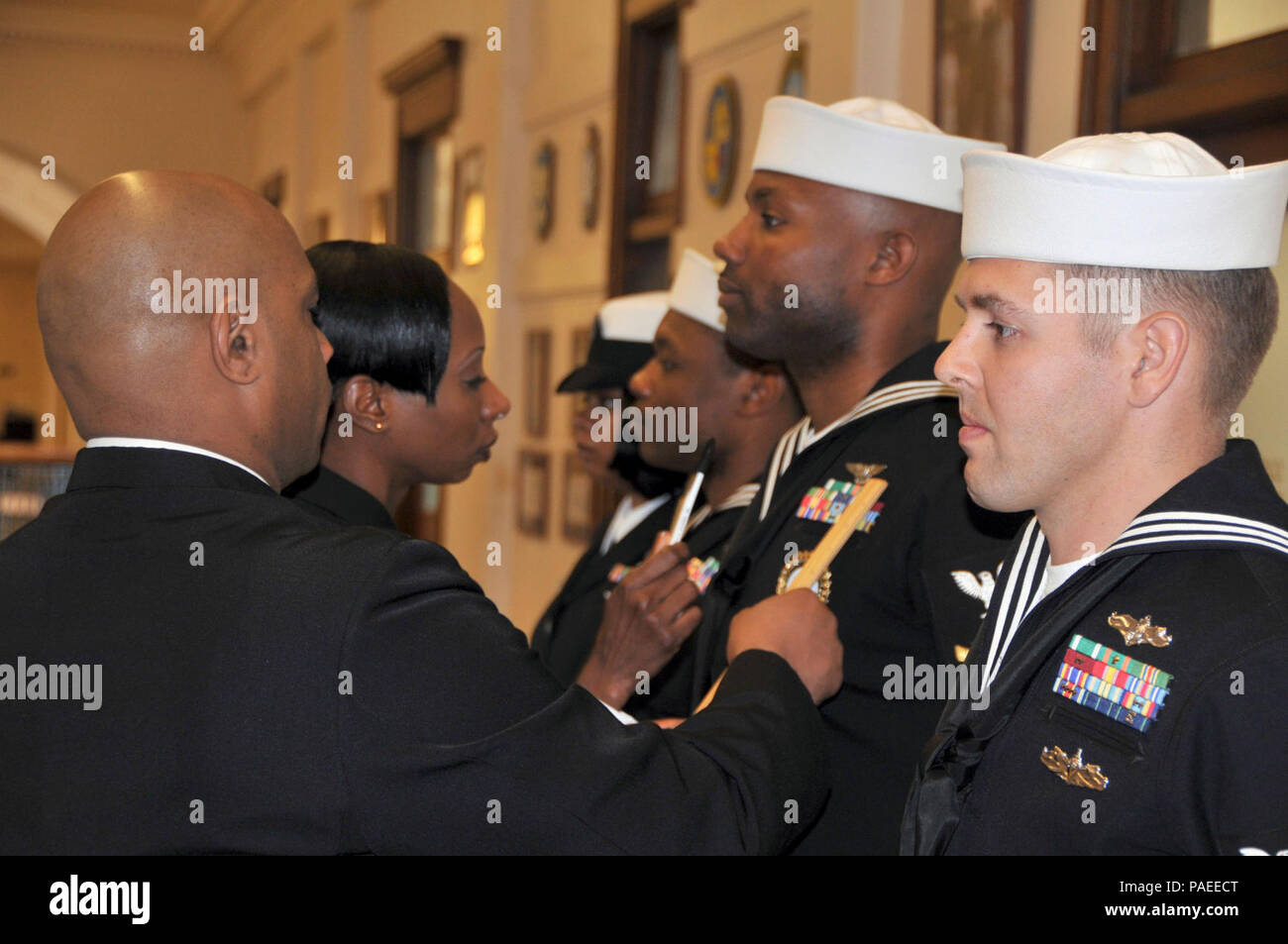 La formation du Service naval Command (NSTC) Master Chief Leon Walker et spécialiste des opérations en chef Samira McBride, recruter un commandant de division (RDC) à partir de la commande d'entraînement des recrues (RTC), inspecter la main-d'oeuvre 2013, du personnel, de la formation et de l'éducation (MPT&E) marin de l'année (soya) finalistes dans une zone de passage à l'extérieur de l'administration centrale NSTC ici, le 25 février. Technicien Cryptologic Collection 1ère classe James R. Lee Jr (à droite) a été sélectionné comme le soja&E MPT 2013 lors d'un déjeuner cérémonie tenue dans le port O Call Centre de banquet et de conférence sur les Grands Lacs de la Station Navale, le 28 février, à la suite d'une semaine Banque D'Images