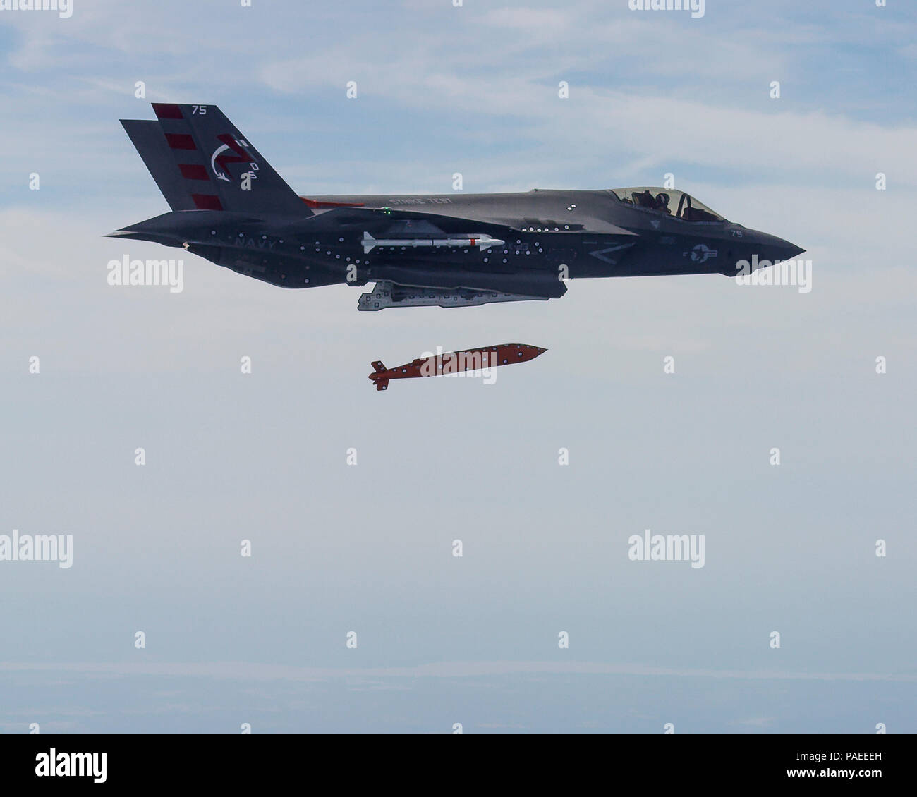 Le F-35 Lightning II Pax River Test Force intégrée de test à l'air et de l'évaluation (VX) 23 de l'Escadron a effectué le premier test d'une séparation d'armes AGM-154 Joint Standoff Weapon (JSOW) à partir d'un F-35C Lightning II variante transporteur le 23 mars. Au cours du vol 180 sur l'Atlantique, zones d'essai de Navair Cmdr. Ted Dyckman, un F-35 de l'US Navy Test Pilot, abandonné une matière inerte de l'avion CF-05 JSOW. Ce test est le premier d'une série d'événements de séparation JSOW prévue pour 2016. Photo courtoisie de la Marine américaine par Dane Wiedmann. Banque D'Images