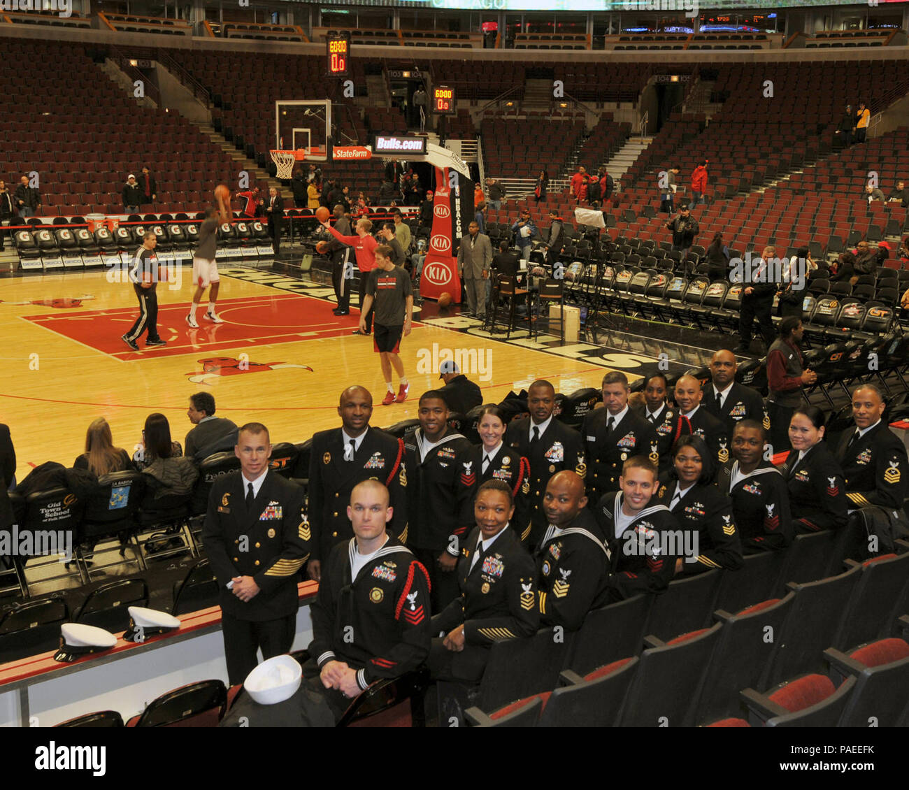 Finalistes pour le 2013, le personnel, la formation de la main-d'oeuvre et de l'éducation (MPT&E) marin de l'année (soya) concours étaient les invités de l'équipe professionnelle de basket-ball des Chicago Bulls. L'équipe a fourni les finalistes et leurs sponsors commande une suite pendant le jeu ici, 26 février. Technicien Cryptologic Collection 1ère classe James R. Lee Jr. (première rangée quatrième à partir de la gauche) a été sélectionnée, les MPT 2013 SOJA&E au cours d'un déjeuner cérémonie tenue dans le port O Call Centre de banquet et de conférence sur les Grands Lacs de la station navale, Ill., 28 février. Au cours de la semaine des excursions et des visites des écoles de formation à un centre de soutien (T Banque D'Images