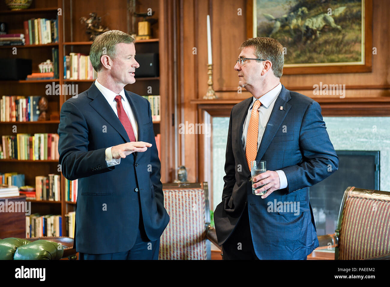 Le Secrétaire de la Défense Ash Carter rencontre le Chancelier de l'Université du Texas le SMA (Ret.) Bill McRaven, 31 mars 2016. (DoD photo par le sgt de l'armée américaine. 1re classe Clydell Kinchen) (Sortie) Banque D'Images