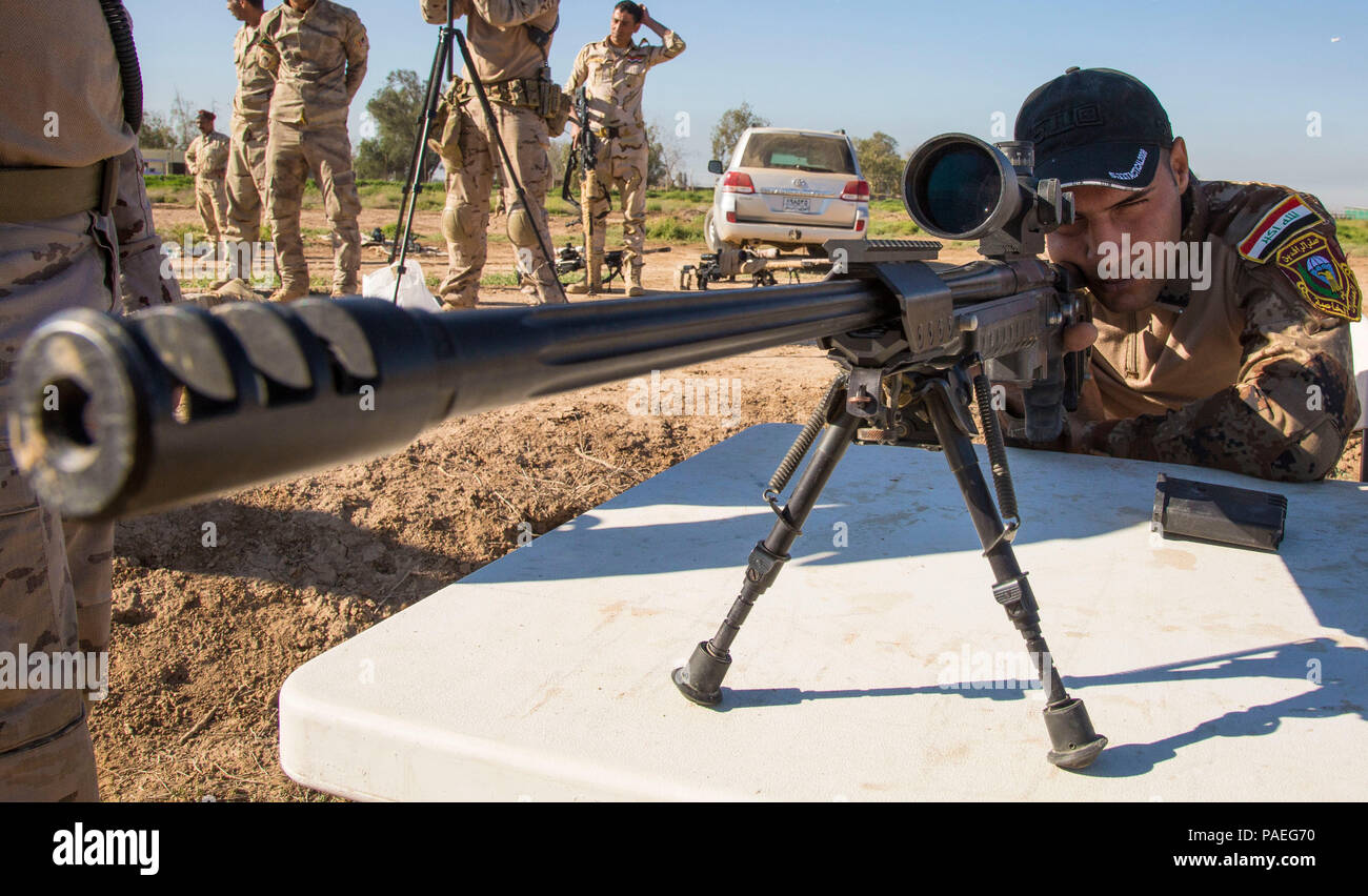 Un soldat irakien inscrits à l'école de sniper irakien occupe une position assise pour pratiquer le tir de sniper urbaine au Camp Taji, l'Iraq, le 8 mars 2016. Soldats espagnols affectés à un groupe de tâches 431, opérations spéciales, Command-Iraq Formation enseigner aux soldats irakiens ce cours pour améliorer leurs compétences d'infanterie avancée. Cette formation fait partie de la Force opérationnelle interarmées combinée globale - Fonctionnement résoudre inhérent à la mission de renforcer les capacités des partenaires pour augmenter la capacité de la sécurité des forces de sécurité iraquiennes la lutte contre l'Etat islamique d'Irak et du Levant. (U.S. Photo de l'armée par la CPS. William Lockwood/libérés) Banque D'Images