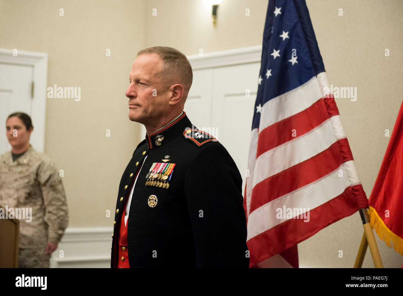 Corps des Marines américains, le général Burke Whitman, Marine Corps Combat Development Command (MCCDC) commandant général se tient comme l'agent à la retraite au cours d'une cérémonie à la retraite les clubs à Quantico, Quantico, en Virginie, le 19 mars 2015. La cérémonie était pour le colonel du Corps des Marines américain Martin Croxton, qui a pris sa retraite après 30 années de service honorable et fidèle. (U.S. Marine Corps photo par le Cpl. Timothy A. Turner/libérés) Banque D'Images