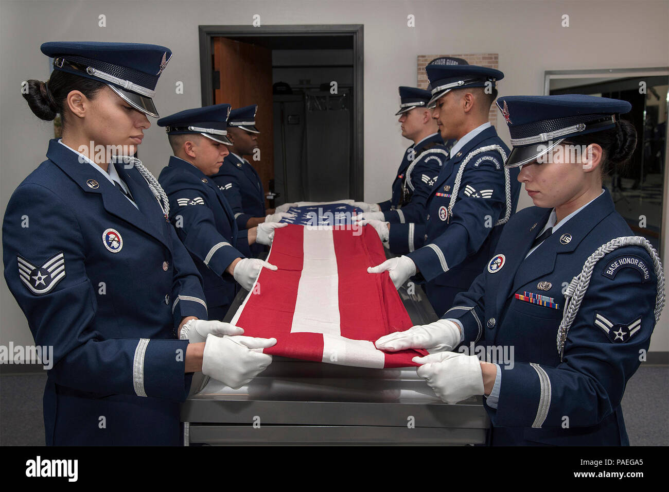 La base aérienne Peterson, Colorado - la frontière haute sur la garde d'honneur pratique le drapeau de six personnes à capacités 1465 en préparation pour une visite du colonel Douglas Schiess, 21e commandant de l'Escadre de l'espace 14 mars 2016. La manifestation à l'honneur la garde d'Honneur en matière de formation, d'adaptation, le travail d'équipe, de la précision et de l'armée le roulement. Banque D'Images