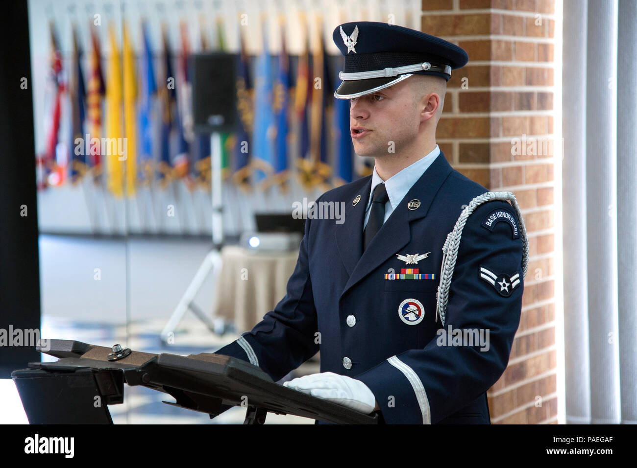 La base aérienne Peterson, Colorado - Un membre de la 1re classe Drake Smith, 50e Escadron de soutien des opérations se félicite le colonel Douglas Schiess, 21e escadre de l'espace et d'autres visiteurs de marque à la frontière haute de démonstration des capacités de la garde d'honneur au 14 mars 1465, 2016. La manifestation à l'honneur la garde d'Honneur en matière de formation, d'adaptation, le travail d'équipe, de la précision et de l'armée le roulement. Banque D'Images