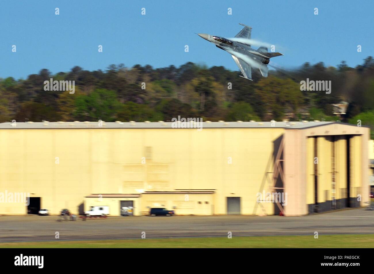 U.S. Air Force Le Major Craig "fusée" Baker, F-16 Viper, pilote de l'équipe de démonstration prend-off au cours d'une démonstration aérienne pratique à Shaw Air Force Base, S.C., 25 mars 2016. L'équipe de démonstration de F-16 Viper est prévue pour effectuer à 20 spectacles aériens en 2016, y compris la Shaw Air Expo et portes ouvertes, "tonnerre sur les Midlands." (U.S. Air Force photo par Diana M. Cossaboom Senior Airman) Banque D'Images