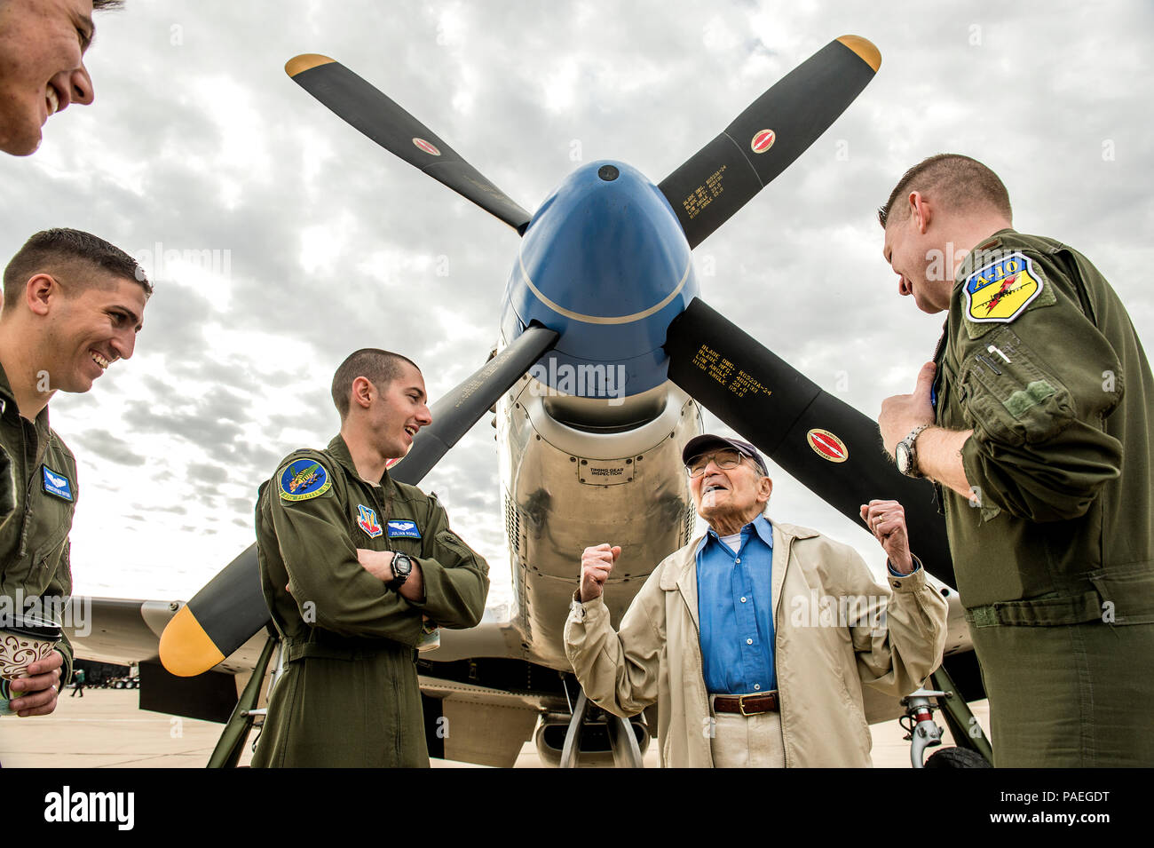 Des étudiants pilotes du 47e escadron de chasse écoutent un vétéran du P-51 Mustang de la seconde Guerre mondiale décrire des missions de combat historiques au-dessus de l'Europe. La séance à Davis-Monthan AFB pendant le cours de formation en vol Heritage met l'accent sur l'histoire de l'aviation, la formation en vol Heritage, le mentorat des pilotes, les opérations aériennes, les procédures de vol, et la préservation historique des combattants vintage. Banque D'Images