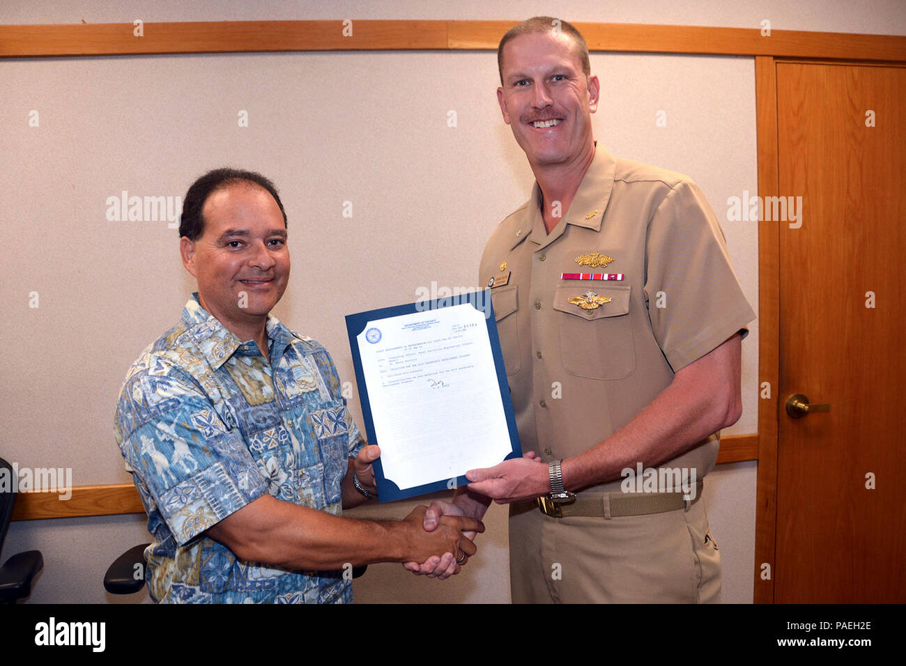 PEARL HARBOR, Hawaii-HICKAM (nov. 12, 2014) Naval Facilities Engineering Command (NAVFAC) Hawaii son commandant Le Capitaine Dean Tufts présenté des lettres de félicitations et de sélection pour l'acceptation dans le NAVFAC 2015 Programme de perfectionnement en leadership pour Mario Portillo (en photo), Lindy Rollo et Vanessa Simpkins, le 26.11.12. Cette année, 29 candidats ont été choisis à l'échelle de l'NAVFAC fondée sur l'évaluation de la direction du Conseil de développement, les priorités du commandement, et l'apport de chaque quartier général leader communautaire. Les personnes sélectionnées ont démontré le plus grand potentiel pour le développement du leadership Banque D'Images