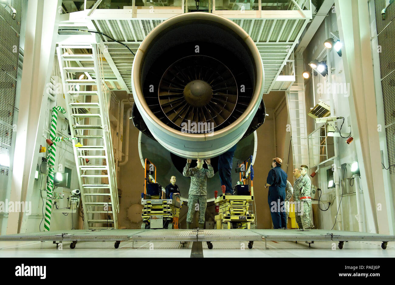 Le personnel affecté à la 436e Escadron de maintenance cellule d'essai moteur du jet d'effectuer la maintenance d'un General Electric TF39 Taux de dilution turboréacteur 17 mars 2016, sur la base aérienne de Dover, Delaware ce moteur, le numéro de série 441052, a été le dernier 5,601st et TF39 d'être testé dans la cellule d'essai. (U.S. Air Force photo/Roland Balik) Banque D'Images