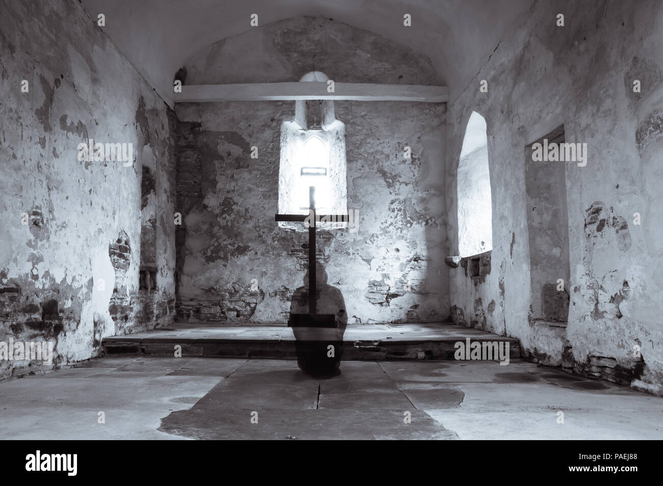 Un chiffre effrayant d'un homme marchant le long d'une voie de pays, avec un look désaturées. Banque D'Images