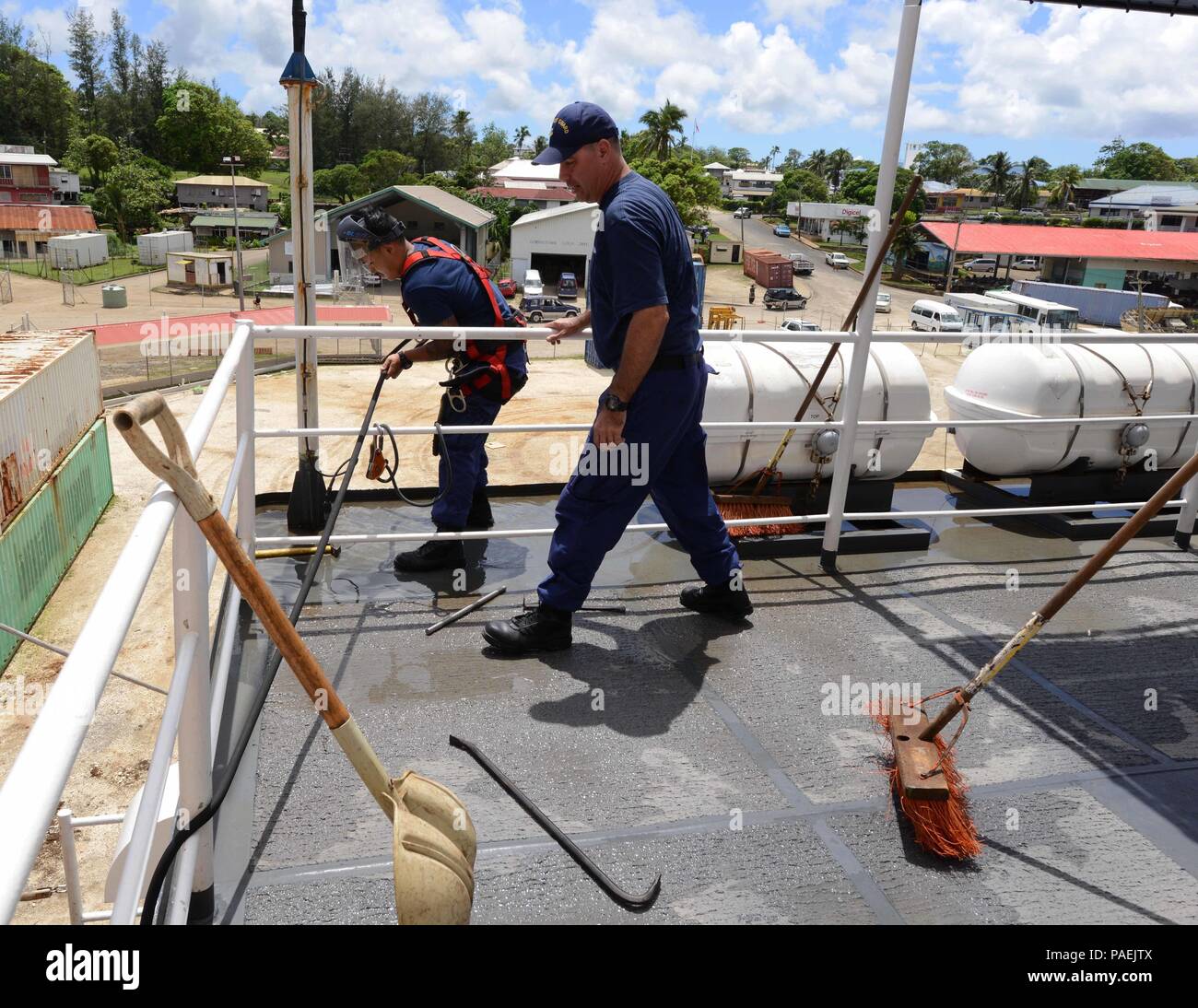 Maître de 1re classe Kevin Kalen (à droite) et le Maître de 3e classe Edwin Chun, les dommages à bord d'controlmen Kukui USCGC (203) de la WLB, débouchez une vidange de pont alors que amarré à Vava'u, Tonga, le 17 mars 2016. Dommage controlmen à bord est responsable de l'intégrité de l'étanchéité à l'équipement d'urgence, associée à la lutte contre les incendies et les inondations, les réparations de plomberie ainsi que de fabrication de soudage et de réparation. (U.S. Photo de la Garde côtière du Maître de 2e classe Melissa E. McKenzie/libérés) Banque D'Images