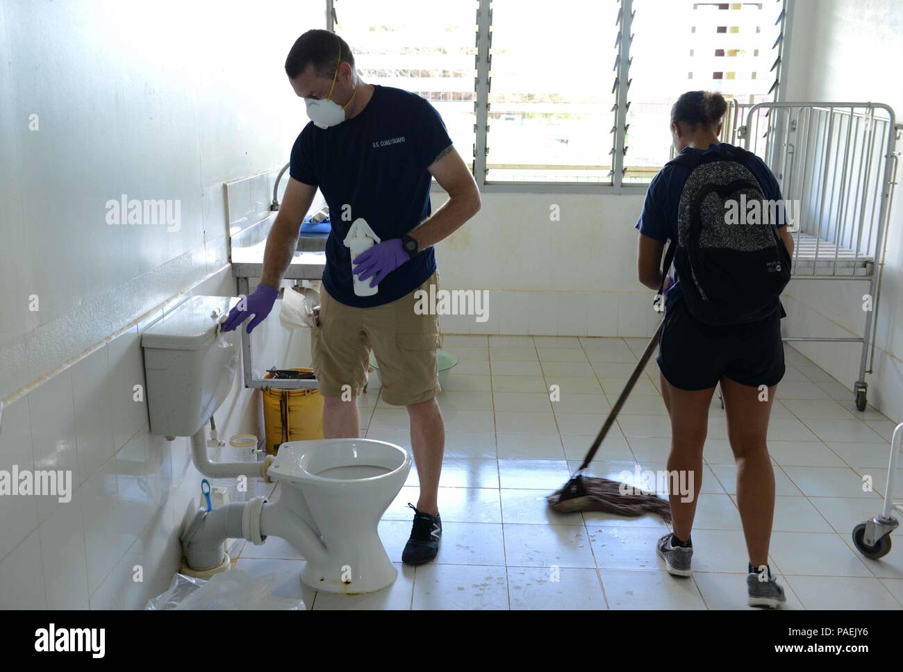 Maître de 1re classe Kevin Bishop, un technicien des services de santé, et Hailey Pompier Hutchinson nettoyer une chambre d'hôpital à l'hôpital de Ngu Wellington Vava'u, Tonga, le 17 mars 2016. Au cours d'une escale, l'équipage de Kukui USCGC (203) de la WLB passé du temps nettoyage de l'hôpital local en plus de faire don de fournitures de nettoyage. (U.S. Photo de la Garde côtière du Maître de 2e classe Melissa E. McKenzie/libérés) Banque D'Images