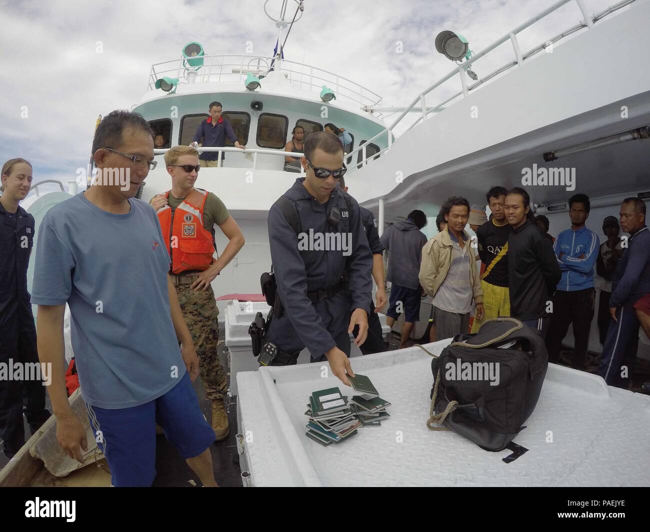 Les membres de l'équipe d'arraisonnement du USCGC Kukui mener une à l'arraisonnement en mer d'un bateau de pêche dans l'océan Pacifique, le 24 mars 2016. L'équipage de Kukui est actuellement en cours d'une patrouille de surveillance des pêches et de l'application de la loi dans le Pacifique occidental et central. (U.S. Photo de la Garde côtière du Maître de 2e classe Melissa E. McKenzie/libérés) Banque D'Images