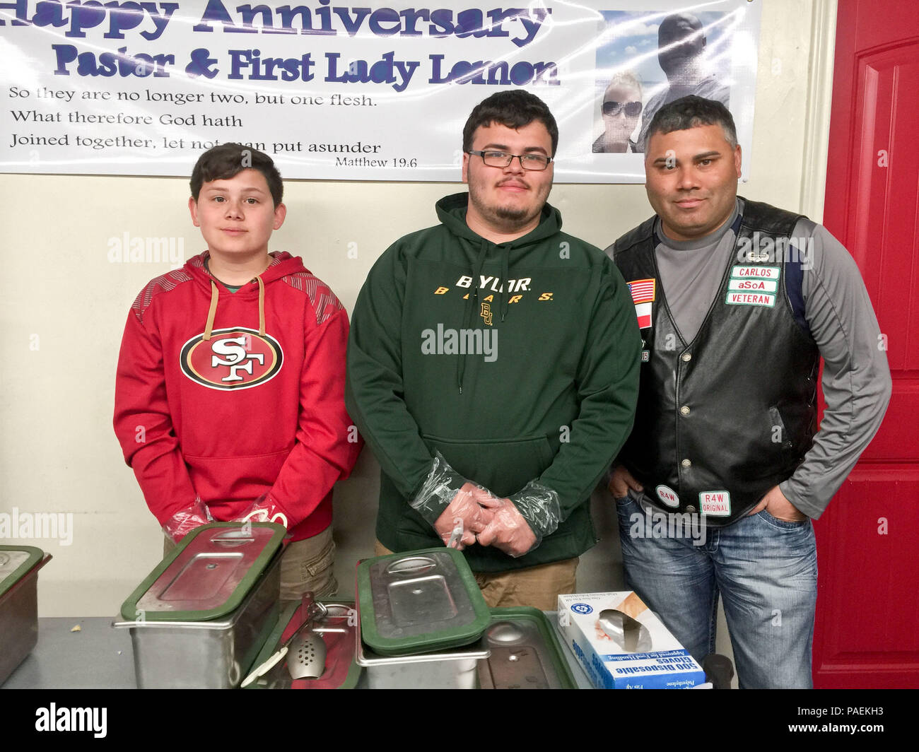 Les membres de la famille d'un membre du service du 3e régiment de cavalerie servent le déjeuner dans une église à Harker Heights, Texas, dans le cadre de l'engagement communautaire pendant le mois de l'enfant militaire. L’événement met l’accent sur la résilience des familles, le soutien communautaire et la reconnaissance des jalons pour les enfants militaires. Les soldats et leurs familles participent à des activités de sensibilisation et de bénévolat pour renforcer les liens entre les unités militaires et les collectivités locales, favorisant ainsi le moral et le soutien social. Banque D'Images