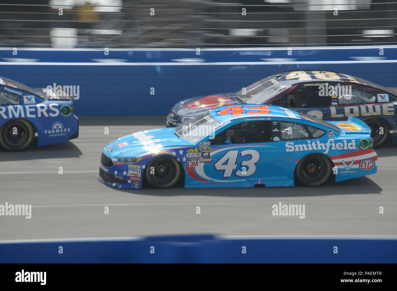Le lieutenant général de l'US Air Force Sam Greaves, commandant de l'espace et systèmes de missiles Centre et directeur général pour l'espace assiste à un événement de NASCAR à l'Auto Club Speedway à Fontana, en Californie, le 20 mars 2016. Le lieutenant général Greaves et son épouse Pat a rencontré des fans de course, Richard Petty et regardé la course des stands après rencontre avec professional course automobile pilote, Aric Almirola, avec l'AF logo sur sa voiture de course et uniforme. (U.S. Air Force photo par Joe Juarez) Banque D'Images