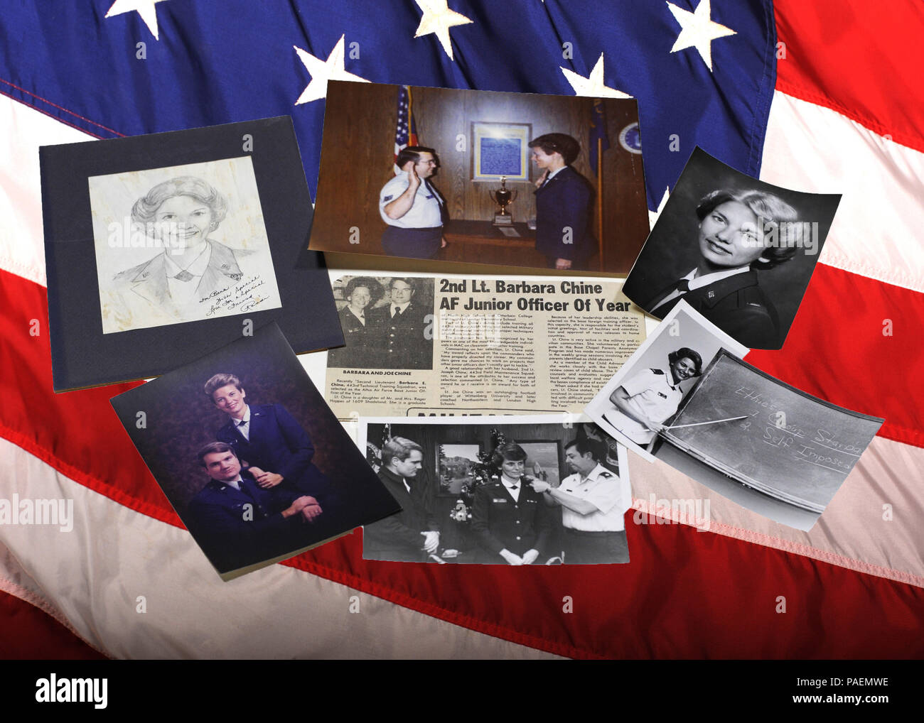 Le colonel de l'US Air Force à la retraite Barbara Chine d'officier de l'équipage d'agent de formation. Elle a connu de nombreux défis en tant que femme dans un champ professionnel traditionnellement masculin. (U.S. Air Force photo illustration par un membre de la 1re classe Ryan Sparks) Banque D'Images