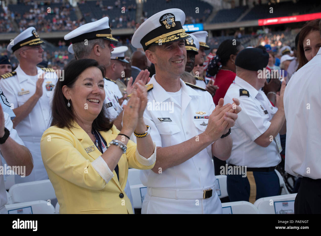 (1 juillet 2017) Chef des opérations navales Adm. John Richardson et son épouse Dana Richardson cheer, pendant que le ministère de la Défense (DoD) Warrior cérémonie d'ouverture des Jeux à Soldier Field, à Chicago. Le Guerrier run Jeux jusqu'au 8 juillet. Les athlètes devront tester leurs capacités dans sept sports : tir à l'arc, randonnée à vélo, l'athlétisme, le tir, le volleyball assis, la natation et le basket-ball en fauteuil roulant. La Marine de l'équipe est composée d'athlètes du guerrier blessé Marine - Safe Harbor, la seule organisation de la Marine de la coordination des soins non médicaux de gravement blessés, malades, blessés et des marins et l'autre G Banque D'Images