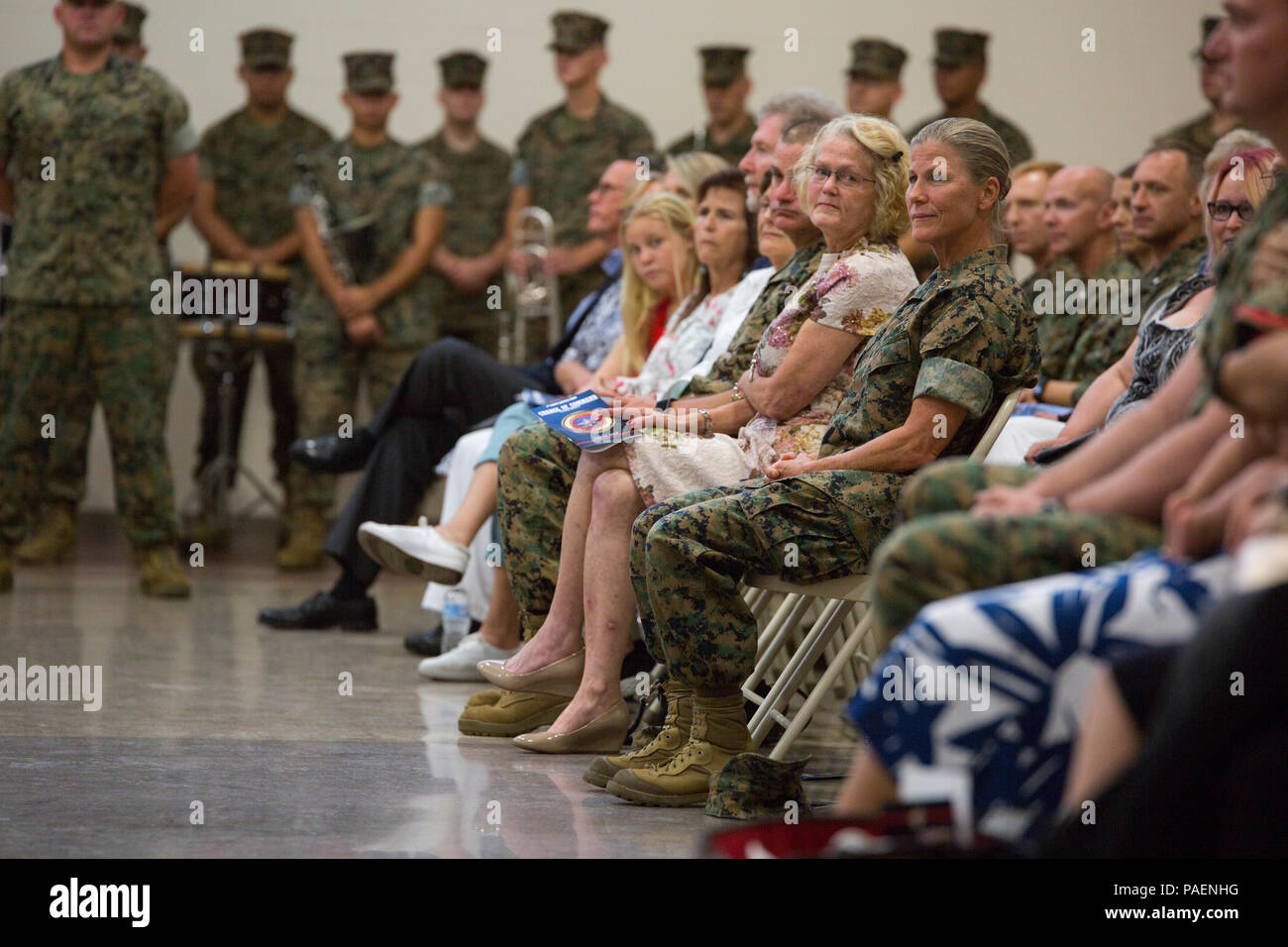 Le général de Helen Pratt (centre), commandant sortant de 4e Groupe Logistique Maritime, écoute le Lieutenant Général Rex McMillian, commandant des Forces maritimes du Nord et de la Réserve des Forces maritimes, de parler de distingués invités et visiteurs au cours d'une cérémonie de passation de commandement au Régiment de logistique de combat 4 siège à Kansas City, Mo., 14 juillet 2018. Les cérémonies de passation de commandement de marquer le passage de commande à partir d'une Marine à l'autre, symbolisant le transfert des responsabilités de son poste de commande. Et, à ce titre, les responsabilités et les pouvoirs de 4e Groupe Logistique Maritime ont été officiellement adopté Banque D'Images