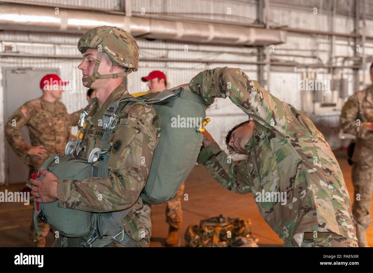 Kansas Air Garde Nationale Master Sgt. Michael Kaye, Kansas Air National Guard de surintendant des opérations du 284e Escadron d'opération de soutien de l'air, Salina, Kansas, effectue un saut-master d'inspection du personnel de la CPS. Jacob Engstrom de la Garde nationale de Géorgie, quartier-maître à partir de la 165e le général Lucius D. Clay Centre de la Garde nationale, Marietta, Géorgie, en tant que soldats et aviateurs canadiens se préparent pour leur opérations aéroportées à l'aéroport régional d'Augusta, Géorgie, 14 juillet 2018. Banque D'Images