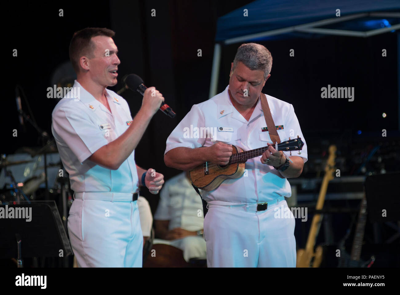 WASHINGTON, D.C. (4 juillet 2017) Les membres de la U.S. Navy Band musicien 1ère classe Bill Edwards, gauche, et chef des chantres Kenny Carr, droite, effectuer au Sylvan Theatre à Washington, D.C. trois unités de l'US Navy Band a présenté un concert le jour de l'indépendance sur le terrain de l'Sylvan Theatre à Washington, D.C., avant la date de l'indépendance d'artifice sur le National Mall. Banque D'Images