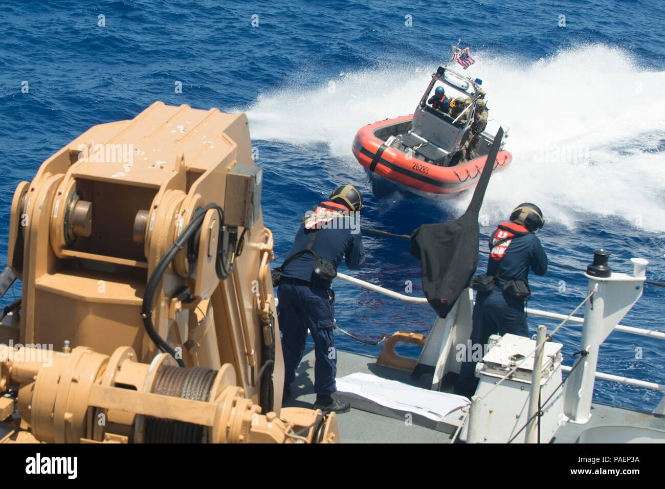 180715-G-ZV557-1145 de l'OCÉAN PACIFIQUE (Juillet 15, 2018) U.S. Coast Guard livraison tactique les membres de l'équipe affectés à la sécurité maritime (MSRT) Réponse Team-West incendie simulé change avec l'équipage de la U.S. Coast Guard Cutter Bertholf (WMSL 750) le 15 juillet, au cours d'un exercice d'engagement cible élevée à l'appui de la Rim of the Pacific (RIMPAC). Vingt-cinq nations, 46 navires, 5 sous-marins, environ 200 avions et 25 000 personnes participent à l'EXERCICE RIMPAC du 27 juin au 2 août dans et autour de l'île hawaïenne et du sud de la Californie. Le plus grand marit international Banque D'Images