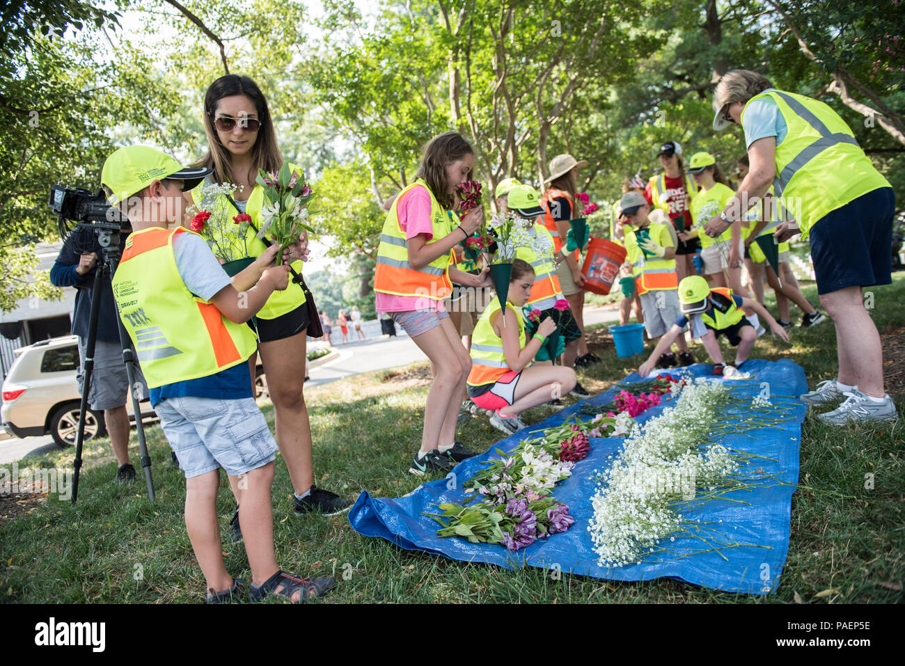 L'USS Maine Monument commémore les marins morts dans l'explosion du cuirassé USS Maine en 1898. Le tirage photographique historique montre des jeunes bénévoles préparant des hommages floraux lors de l'événement renouveau et souvenir le 16 juillet 2018 au cimetière national d'Arlington. Banque D'Images