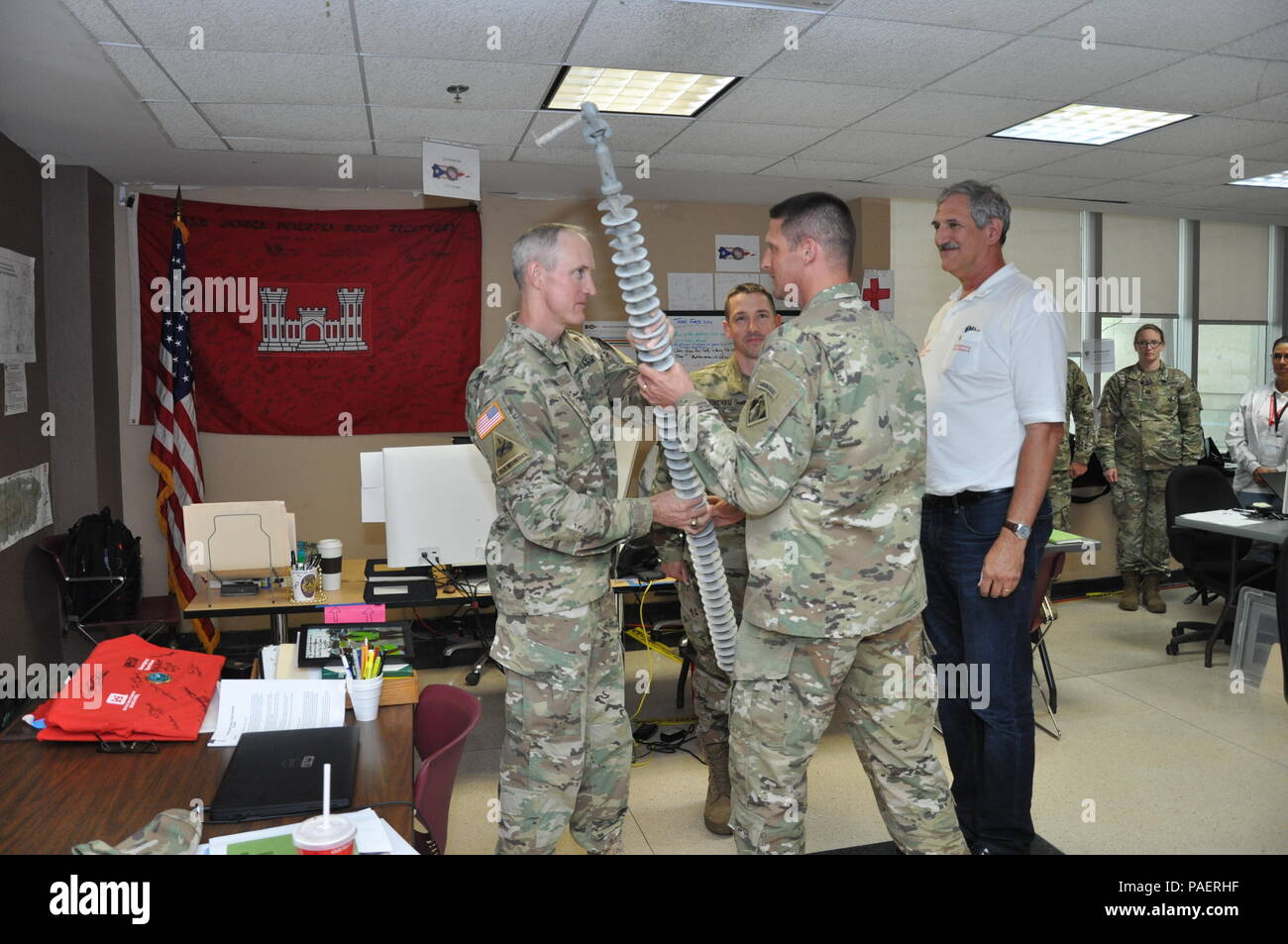 Le colonel Jason A. Kirk, commander, U.S. Army Corps of Engineers, District de Jacksonville (à gauche) reçoit un isolant du lieutenant-colonel Scott D. Snyder (droite), commandant adjoint, U.S. Army Corps of Engineers, District de Detroit, lors de la cérémonie de passation de commandement symbolisant son exonération de droit en tant que commandant de l'Army Corps of Engineers des États-Unis Groupe de travail Restauration alimentation Récupération de Porto Rico le 17 juillet 2018. Le lieutenant-colonel Snyder a servi comme commandant de 50-jours plus voyant power generation, temporairement, l'enlèvement des débris, et des contrats à l'appui de la mission de la FEMA. (Photo par : Hector Mosley, aff Banque D'Images