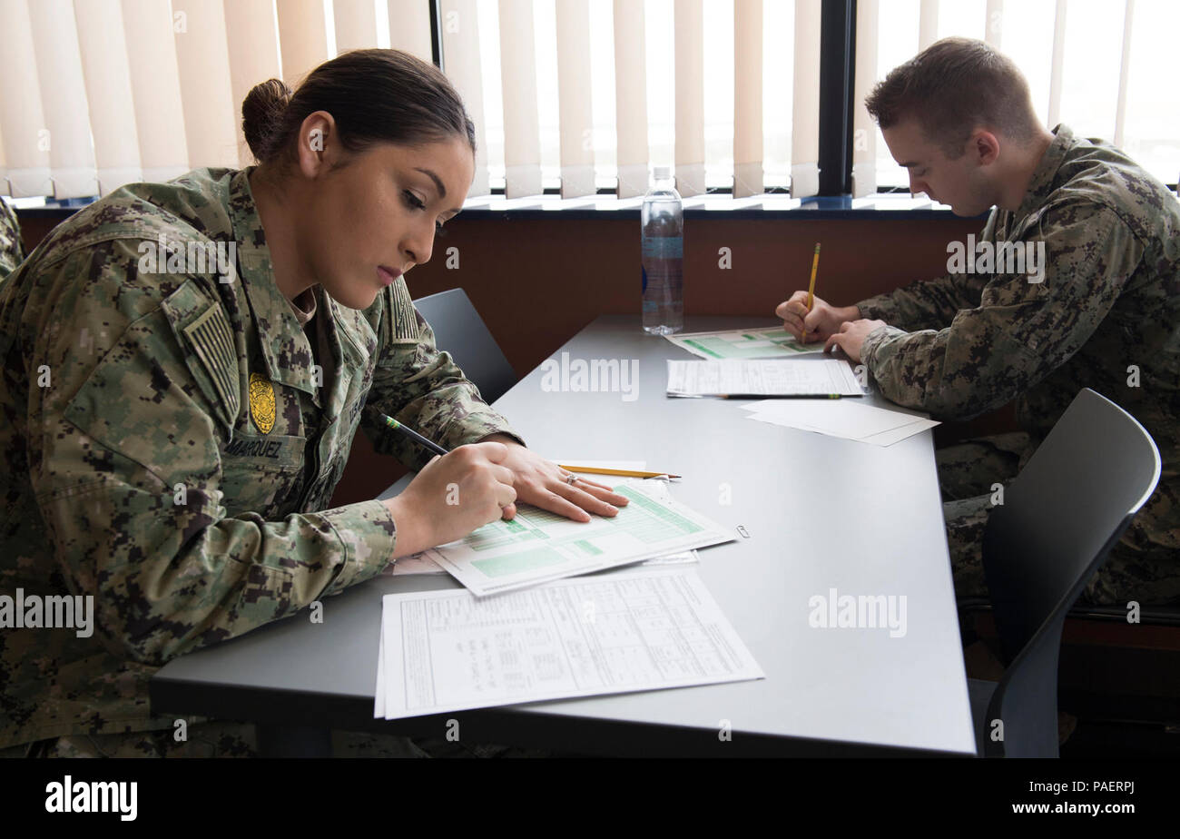 SUPPORT FACILITY DEVESELU, Roumanie (8 mars 2018) l'installation de soutien naval (NSF) Deveselu marins Master-at-Arms 3e classe (MA3) Alicia Marquez, gauche, un natif de l'Illinois, Depue et MA3 Nicholas Ledbetter, un Clarksville, les Indiens de l'Arizona, prendre l'Navywide E-5 Promotion de l'examen. NSF Deveselu et Aegis à terre de défense antimissile Roumanie sont situés dans la base militaire roumaine 99e et jouer un rôle clé dans la défense antimissile balistique en Europe orientale. Photo a été modifié pour des raisons de sécurité en brouillant pages de test. Banque D'Images