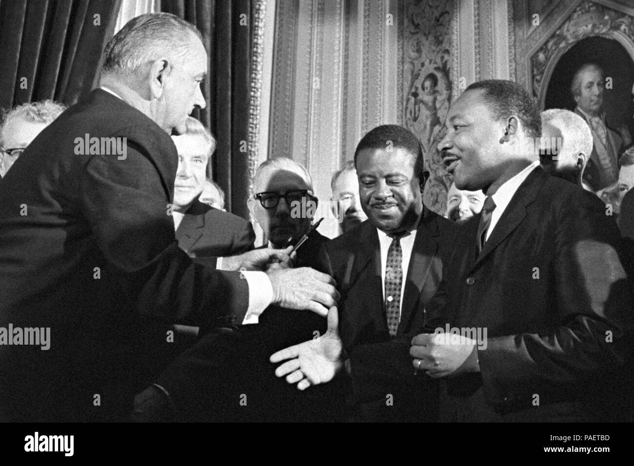 Le Président Lyndon B. Johnson se déplace à serrer la main de Dr. Martin Luther King après la signature de la Loi sur le droit de vote le 6 août 1965 dans la chambre du Président de la capitale américaine de Washington, D.C. Banque D'Images