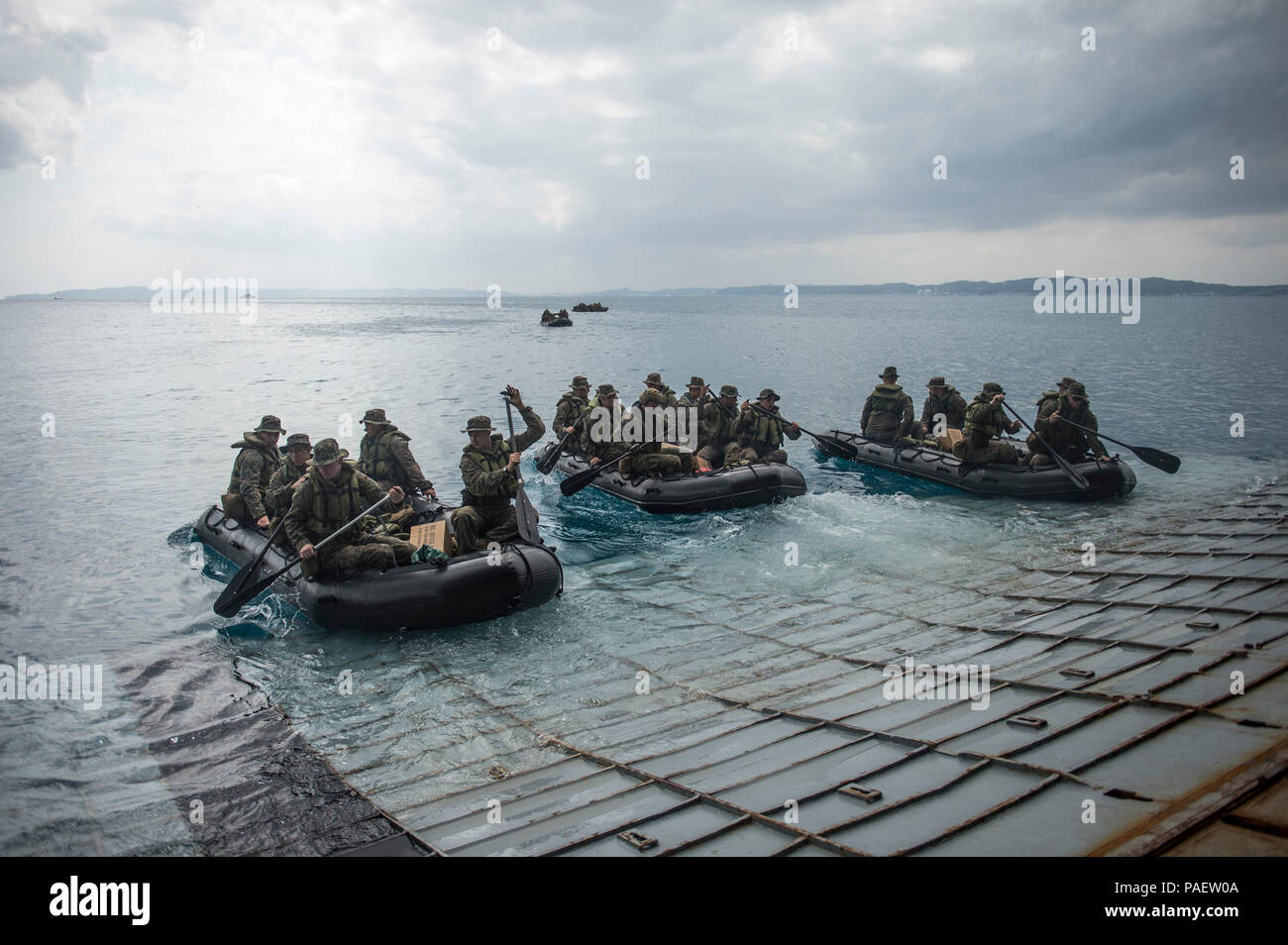 Marines attribuée à la société F de l'équipe d'atterrissage du bataillon, 2e Bataillon, 5ème Marines, 31e Marine Expeditionary Unit effectuer le lancement et la récupération des opérations avec la lutte contre le maraudage en caoutchouc de l'artisanat et pont du quai de transport amphibie USS Denver LPD (9). Denver est attribué à l'Bonhomme Richard Groupe amphibie et est en train de mener des opérations dans la 7e flotte américaine Zone d'opérations. Banque D'Images