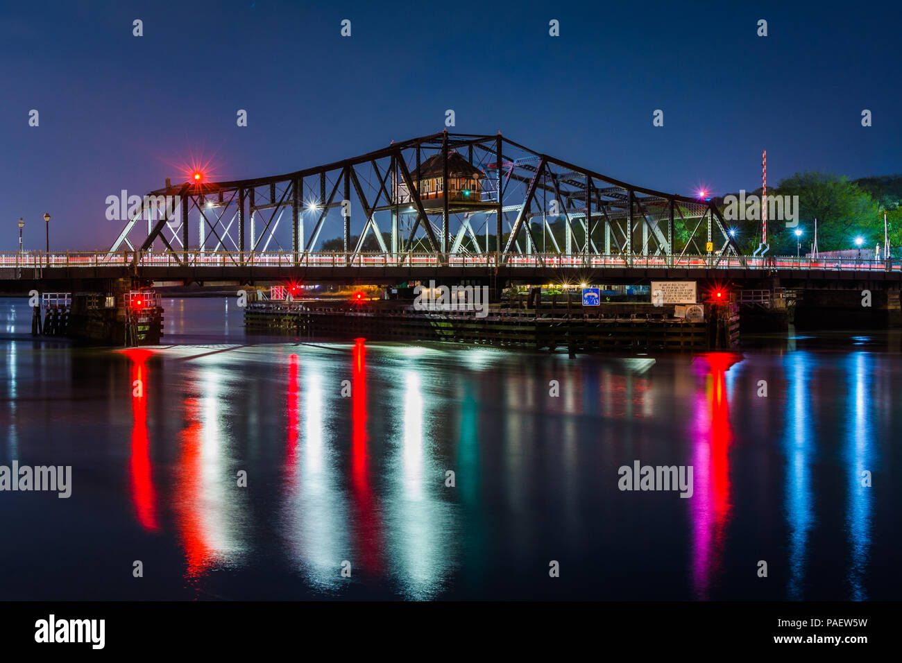 Le Grand Avenue Bridge at night à New Haven, Connecticut Banque D'Images