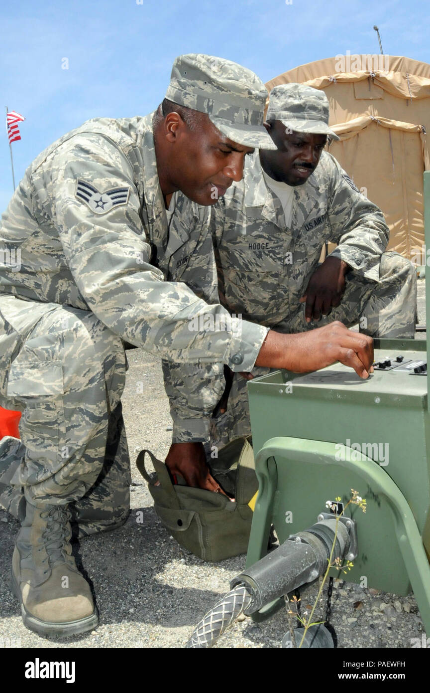 GUANTANAMO BAY, Cuba - U.S. Air Force aviateur Senior William Shadd (à gauche) et Air Force Staff Sgt. Cory Hodge (à droite), avec le Corps expéditionnaire 474th Escadron de génie civil, la réparation d'une source d'alimentation au camp de la Justice, 29 juillet 2010. L'ECES 474th prend en charge la Force expéditionnaire de Guantanamo en maintenant le complexe Juridique et justice Camp installations et l'infrastructure. JTF Guantanamo fournit sûr, humain, juridique et transparent le soin et la garde des détenus, y compris ceux qui ont été condamnés par une commission militaire et ceux commandés libéré par un tribunal. La foi mène des activités de collecte de renseignements, Ana Banque D'Images