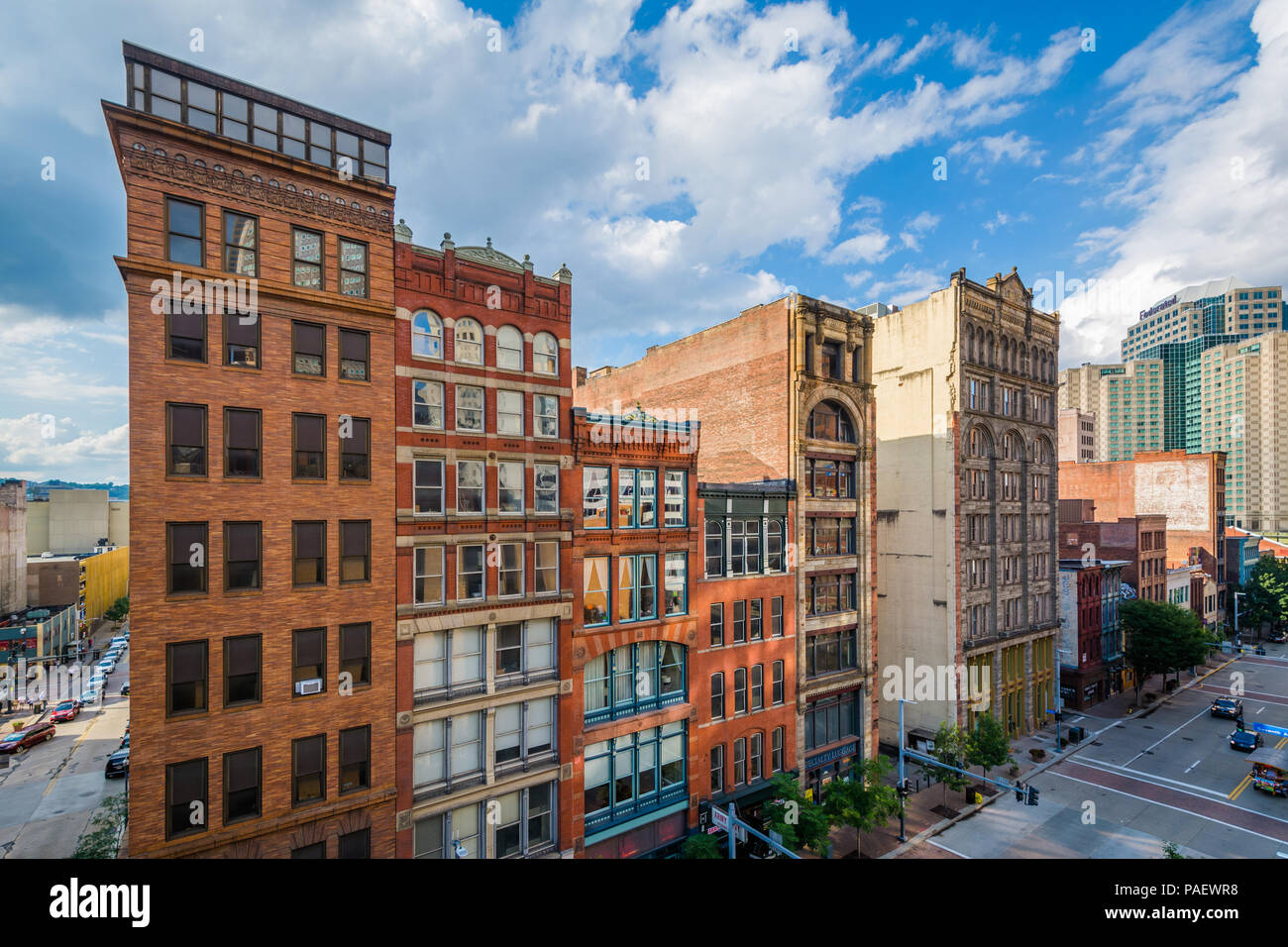 Voir des bâtiments le long de Liberty Avenue au centre-ville de Pittsburgh, Pennsylvanie Banque D'Images