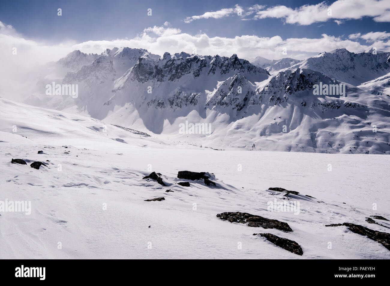J'ai arrêté le ski et détendus en haut du Grand Plateau dans les Alpes françaises, et d'obtenir cette vue. Banque D'Images
