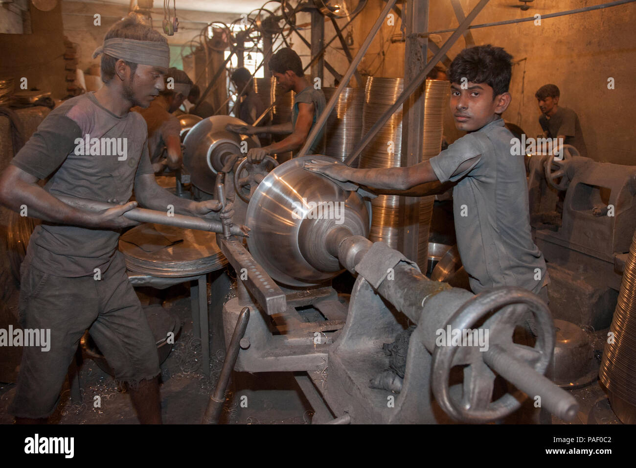 Dhaka, Bangladesh - 04 mai 2016 : un enfant travailleur couvert de poussière d'aluminium est vue à une petite usine à Dhaka. Le travail des enfants n'est pas une nouveauté en Ba Banque D'Images