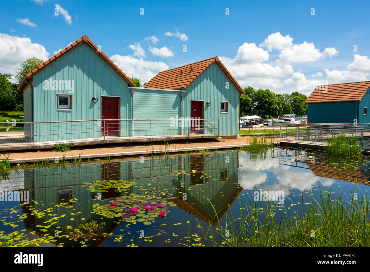 Decize, village portuaire, holiday cottages de Marc Perrin, architecte du département Nièvre, Bourgogne-Franche-Comté, France Banque D'Images